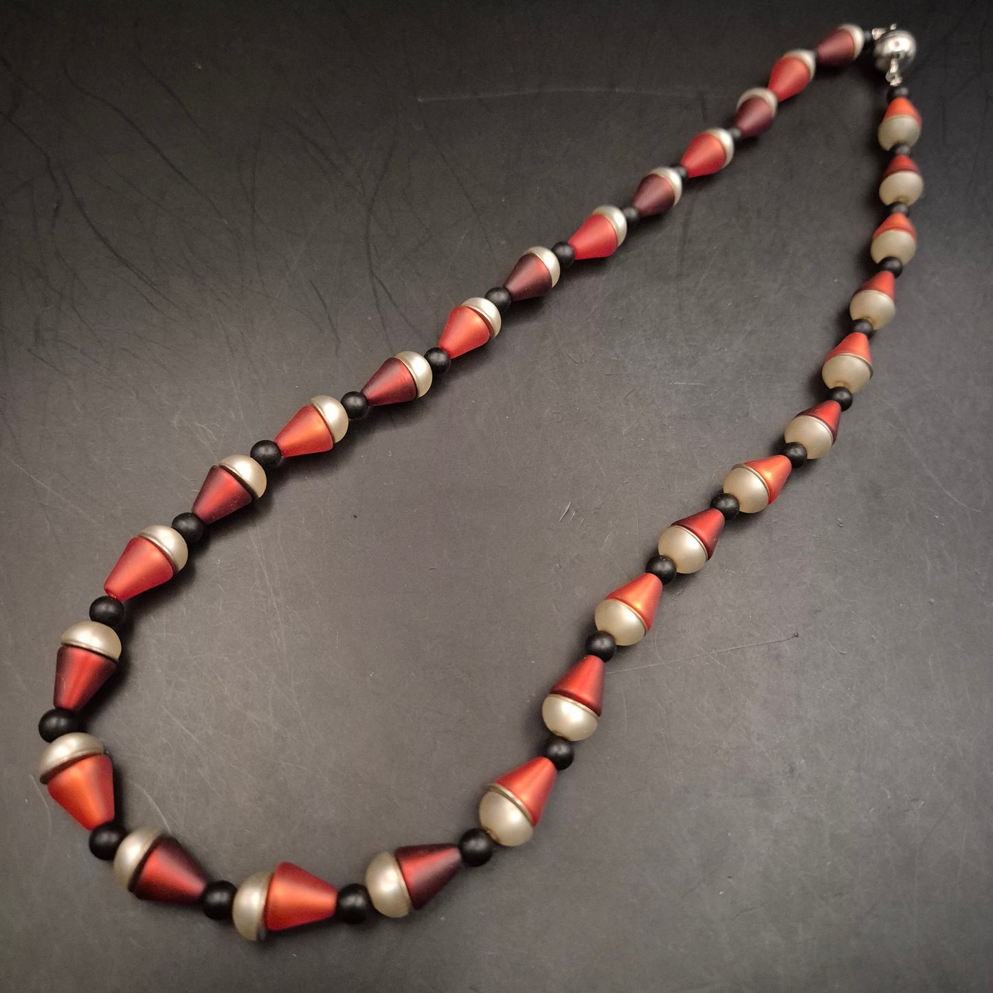Moderne Kunststoff Halskette in Rot-Schwarz – Geometrisches Design