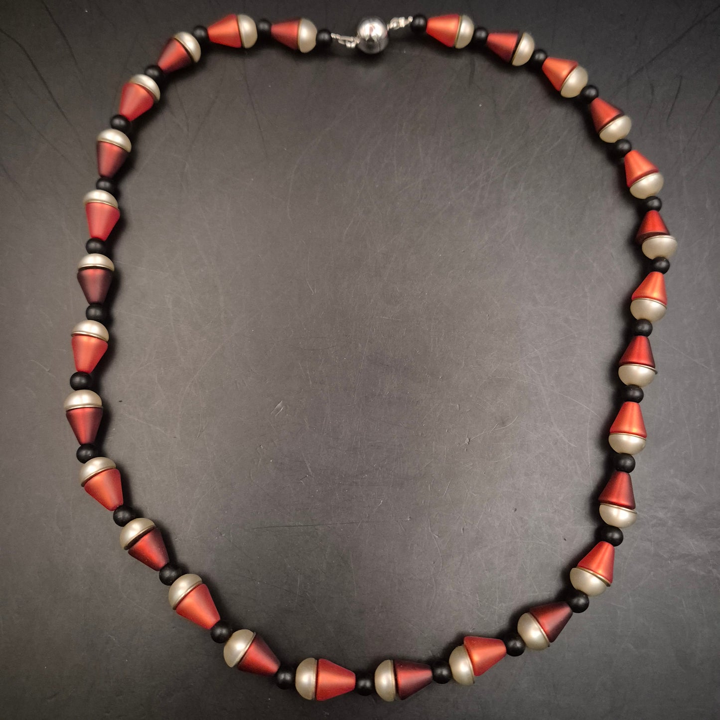 Moderne Kunststoff Halskette in Rot-Schwarz – Geometrisches Design