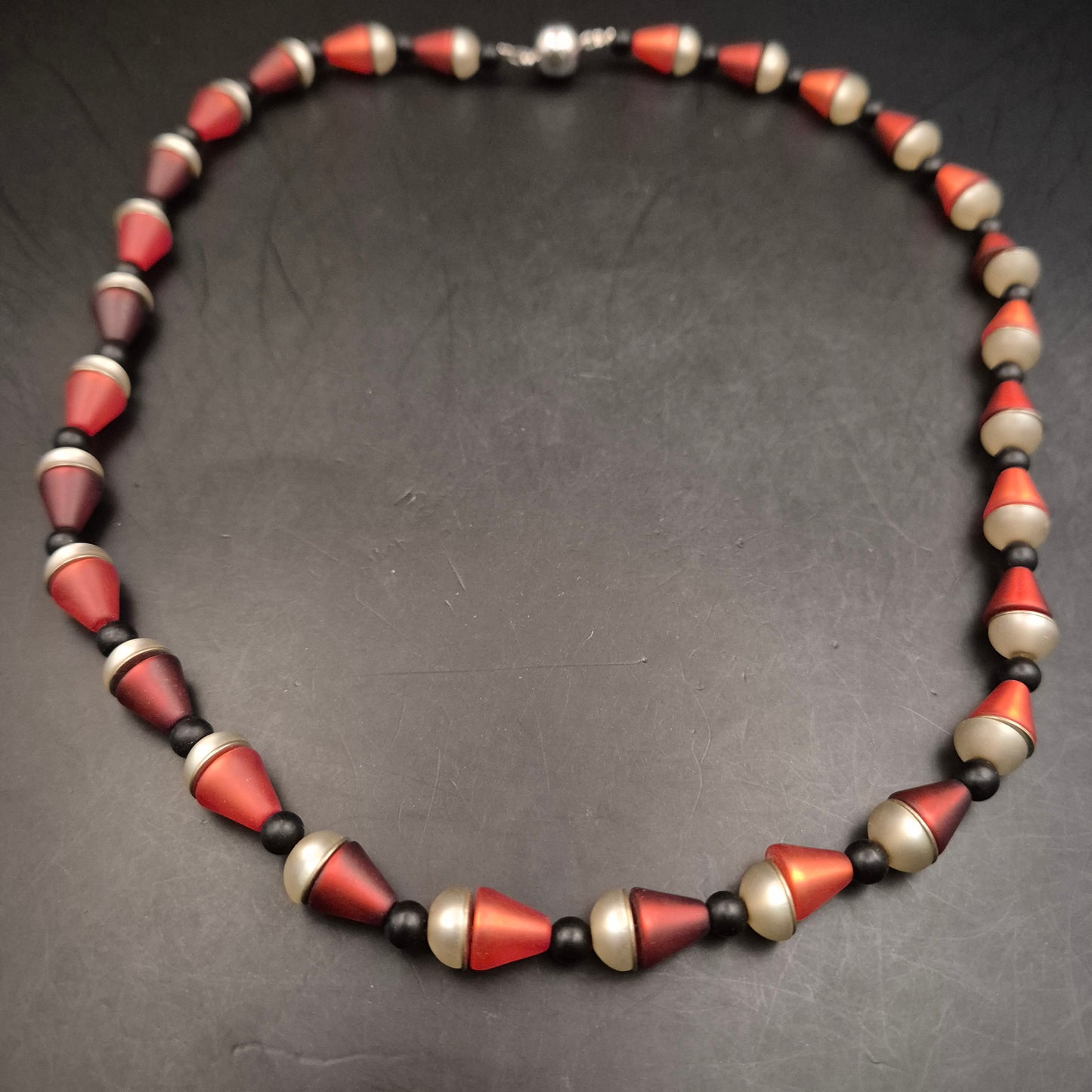 Moderne Kunststoff Halskette in Rot-Schwarz – Geometrisches Design