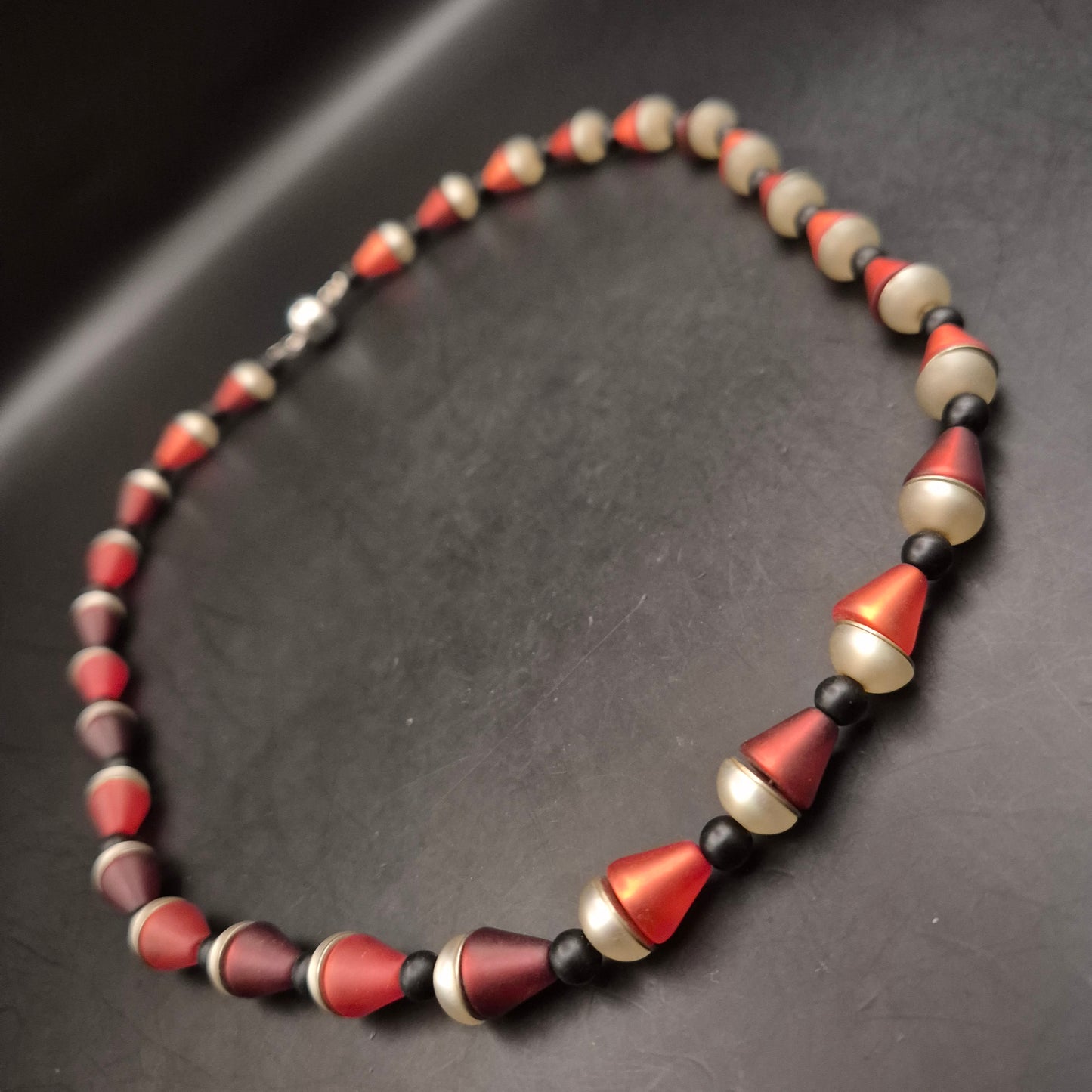 Moderne Kunststoff Halskette in Rot-Schwarz – Geometrisches Design