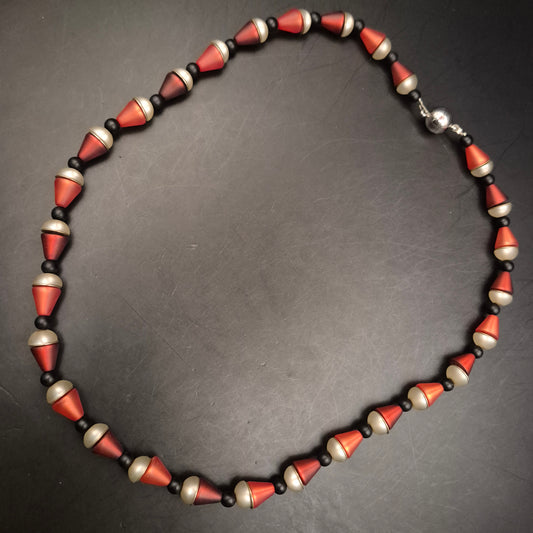 Moderne Kunststoff Halskette in Rot-Schwarz – Geometrisches Design