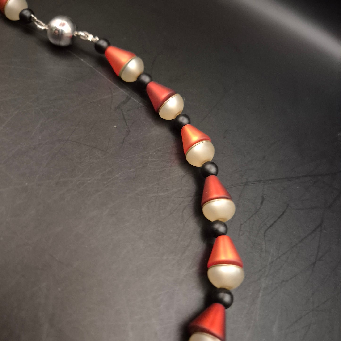 Moderne Kunststoff Halskette in Rot-Schwarz – Geometrisches Design