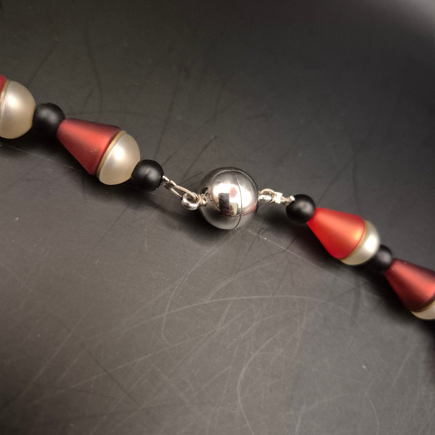 Moderne Kunststoff Halskette in Rot-Schwarz – Geometrisches Design