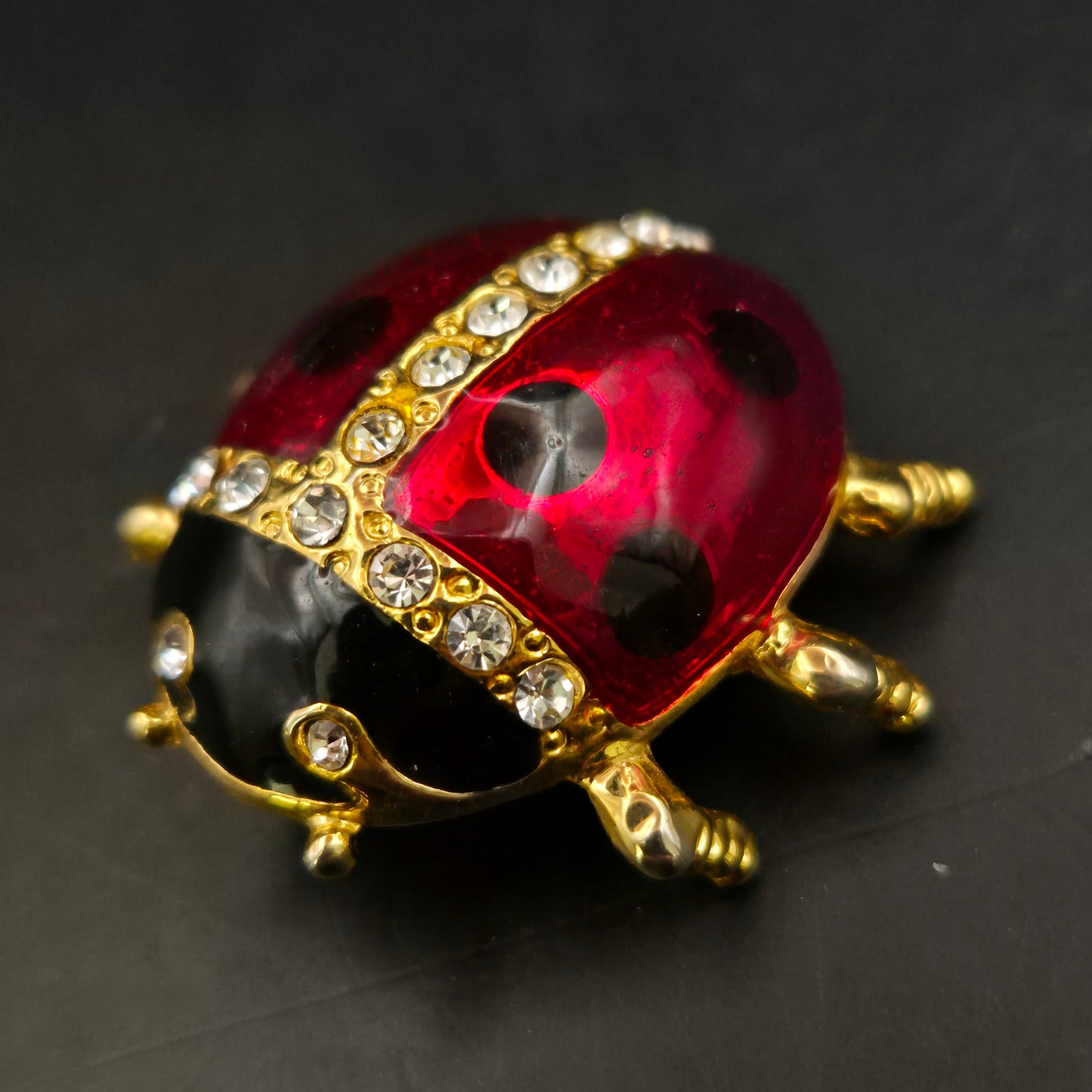 Marienkäfer Brosche – Vergoldet mit roten und schwarzen Emaille-Akzenten