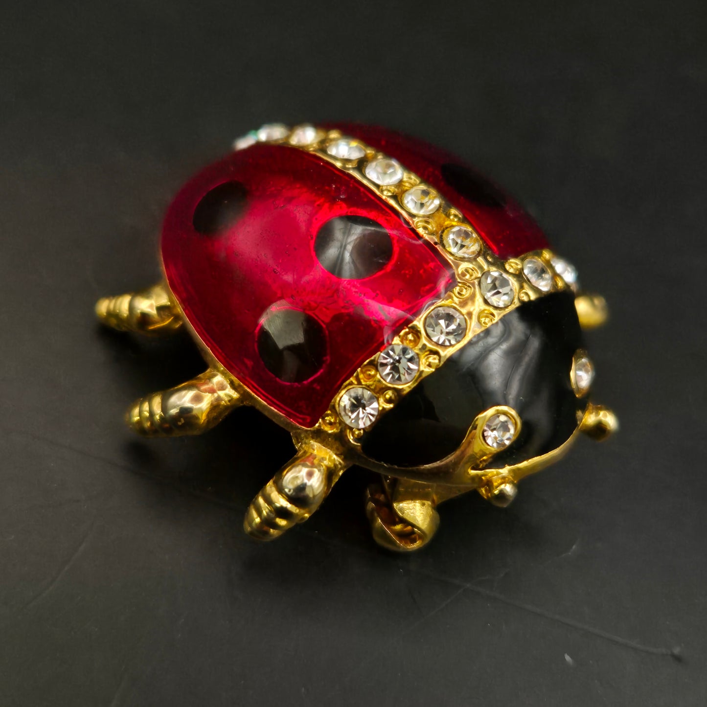 Marienkäfer Brosche – Vergoldet mit roten und schwarzen Emaille-Akzenten