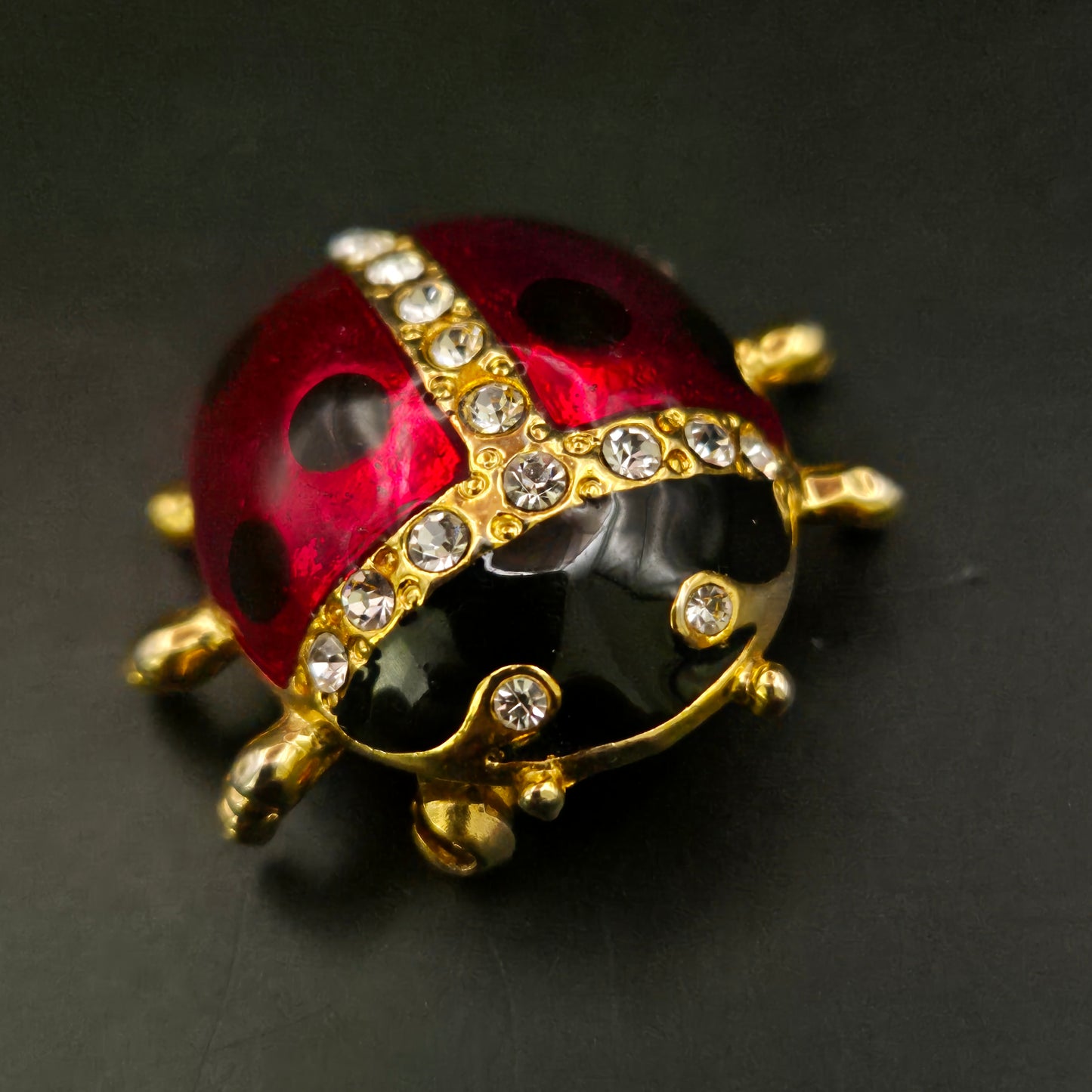Marienkäfer Brosche – Vergoldet mit roten und schwarzen Emaille-Akzenten