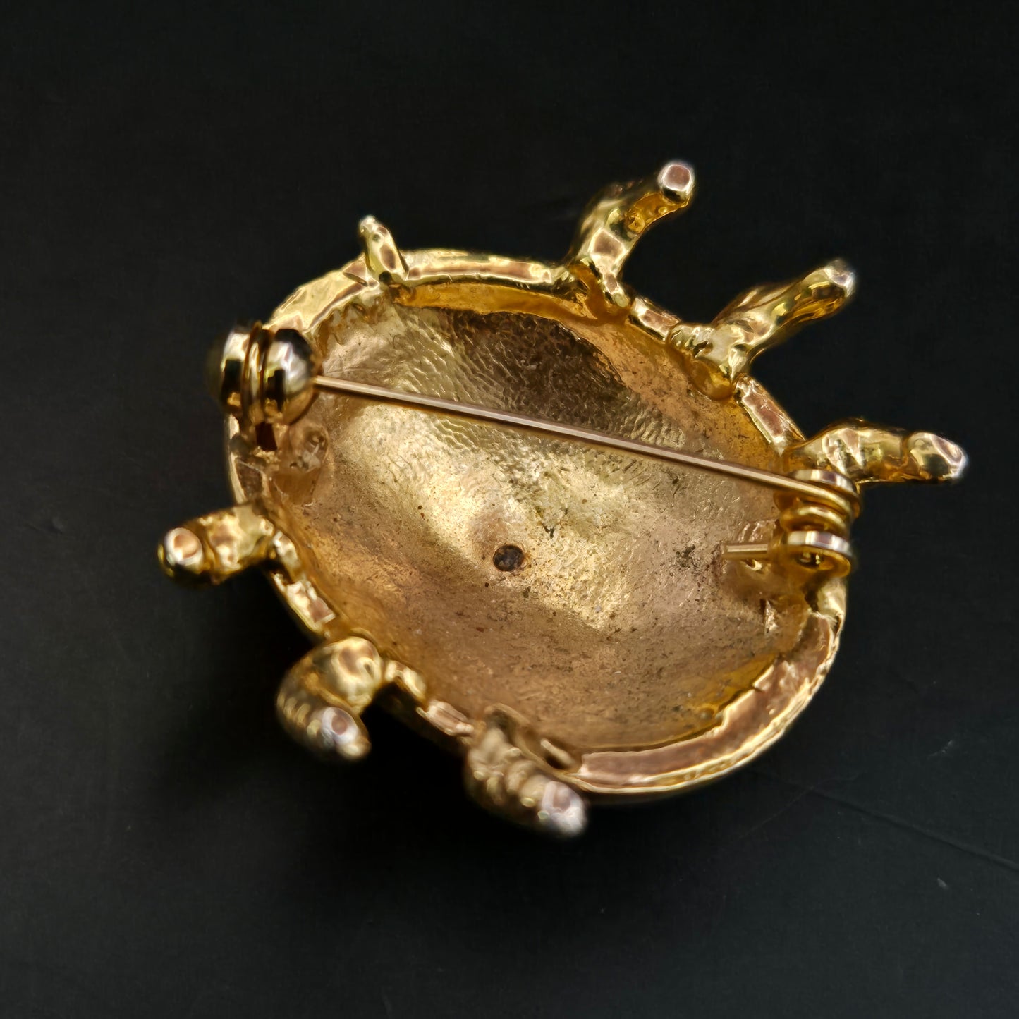 Marienkäfer Brosche – Vergoldet mit roten und schwarzen Emaille-Akzenten