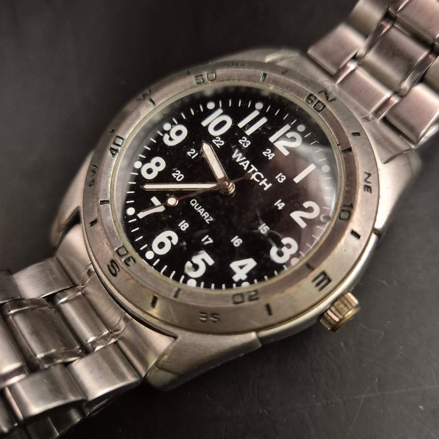 Schlichte Herren Uhr mit Edelstahlband – Schwarzes Zifferblatt & 24h-Anzeige