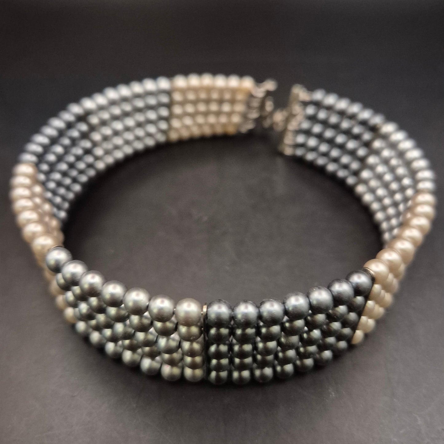 Auffällige Perlen Halskette in Schwarz-Weiß – Mehrreihiger Vintage-Stil