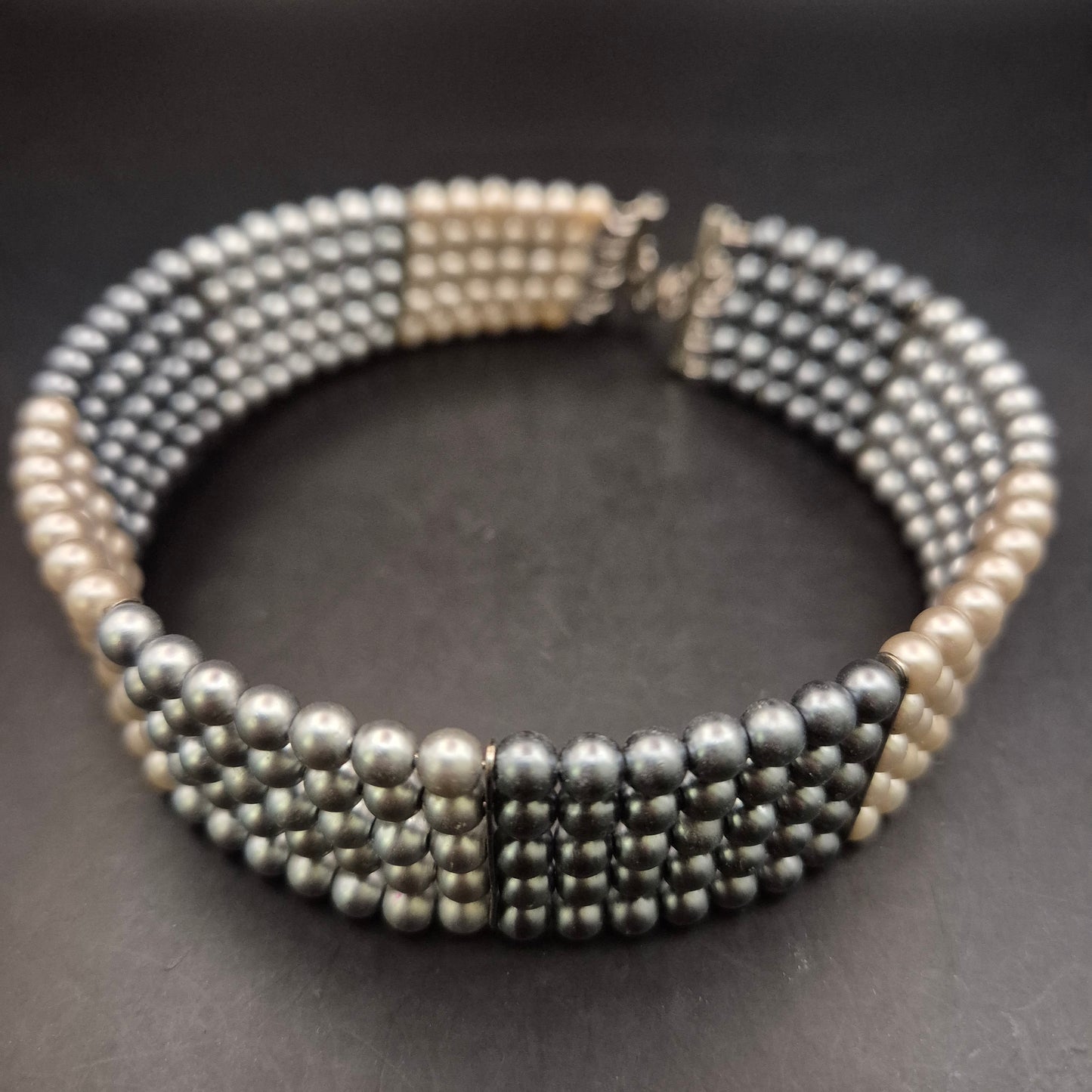 Auffällige Perlen Halskette in Schwarz-Weiß – Mehrreihiger Vintage-Stil