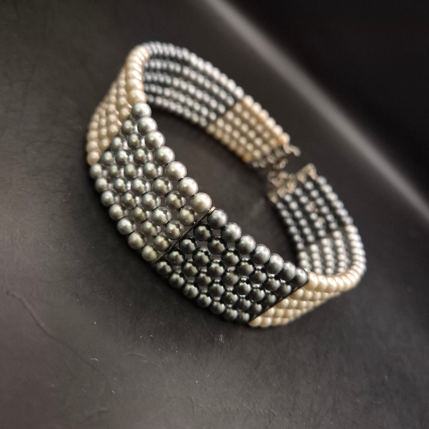 Auffällige Perlen Halskette in Schwarz-Weiß – Mehrreihiger Vintage-Stil