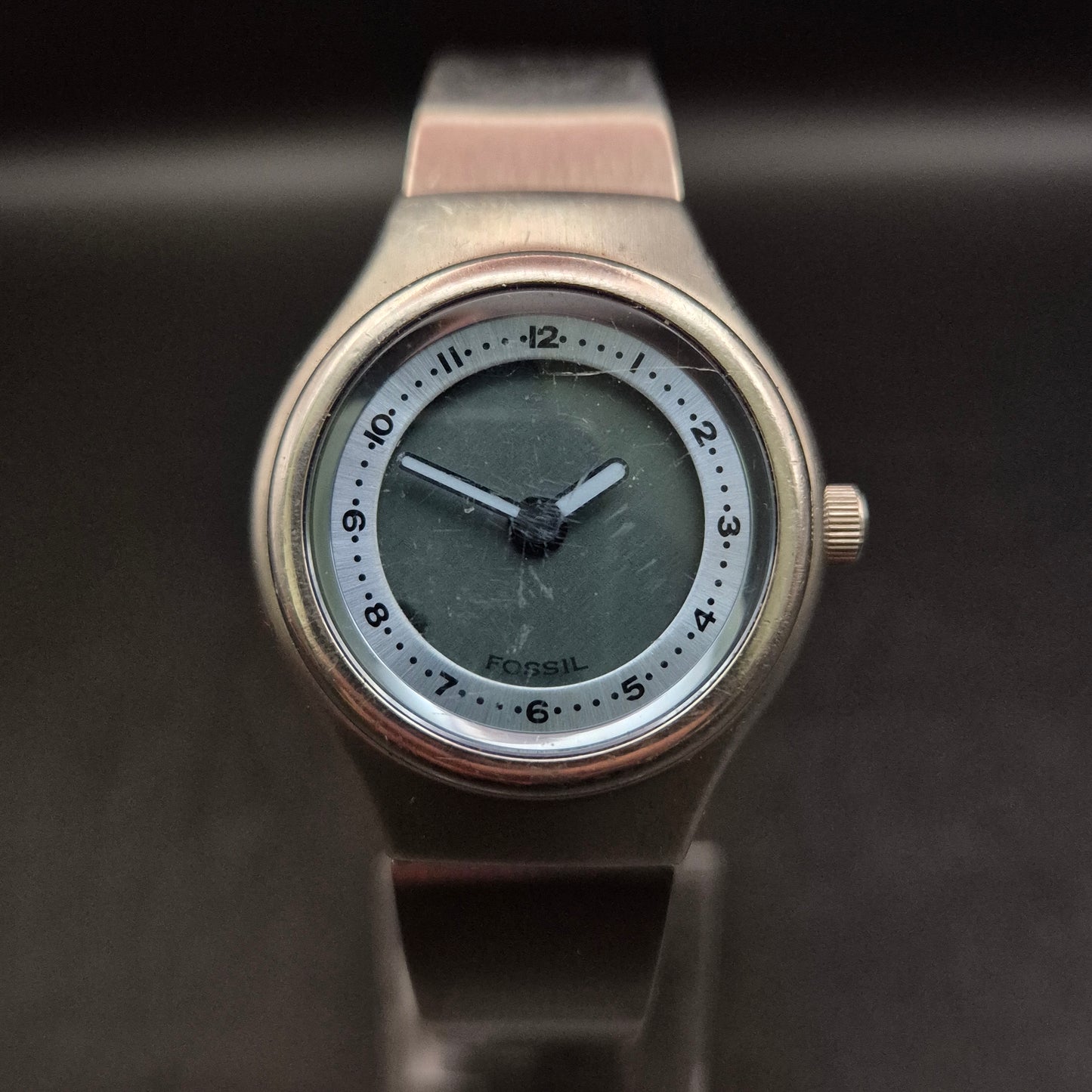 Kompakte Fossil Damen Uhr – Schlichtes Design mit Edelstahlarmband