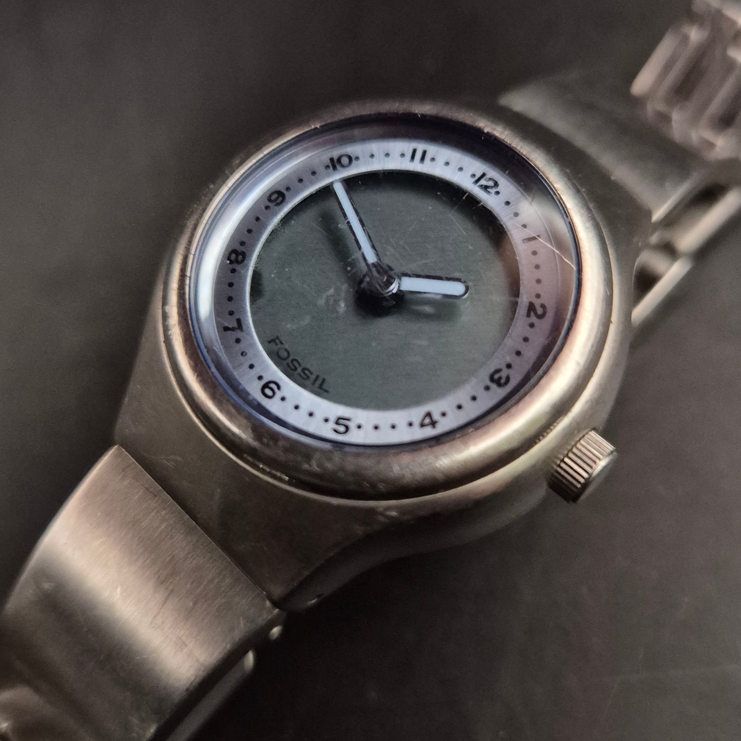 Kompakte Fossil Damen Uhr – Schlichtes Design mit Edelstahlarmband