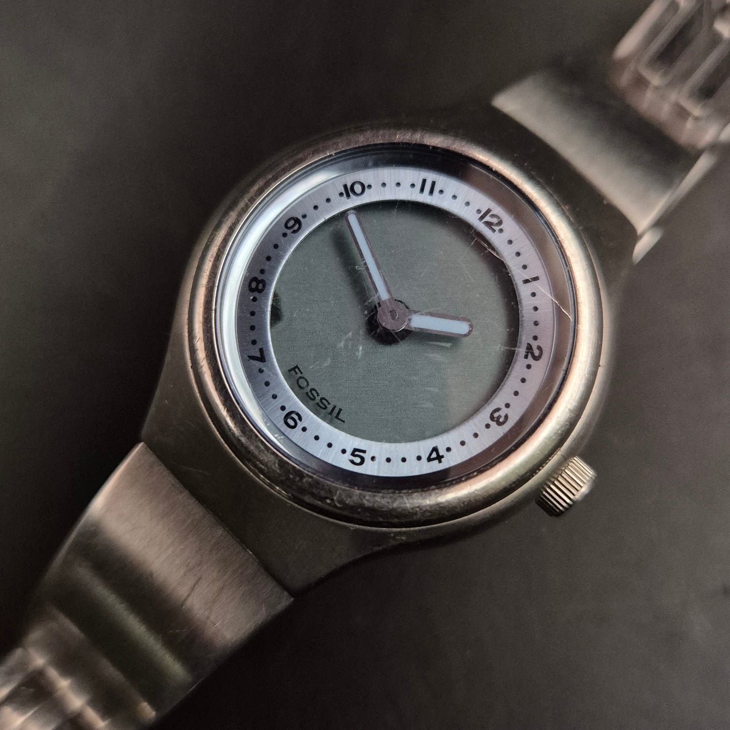 Kompakte Fossil Damen Uhr – Schlichtes Design mit Edelstahlarmband