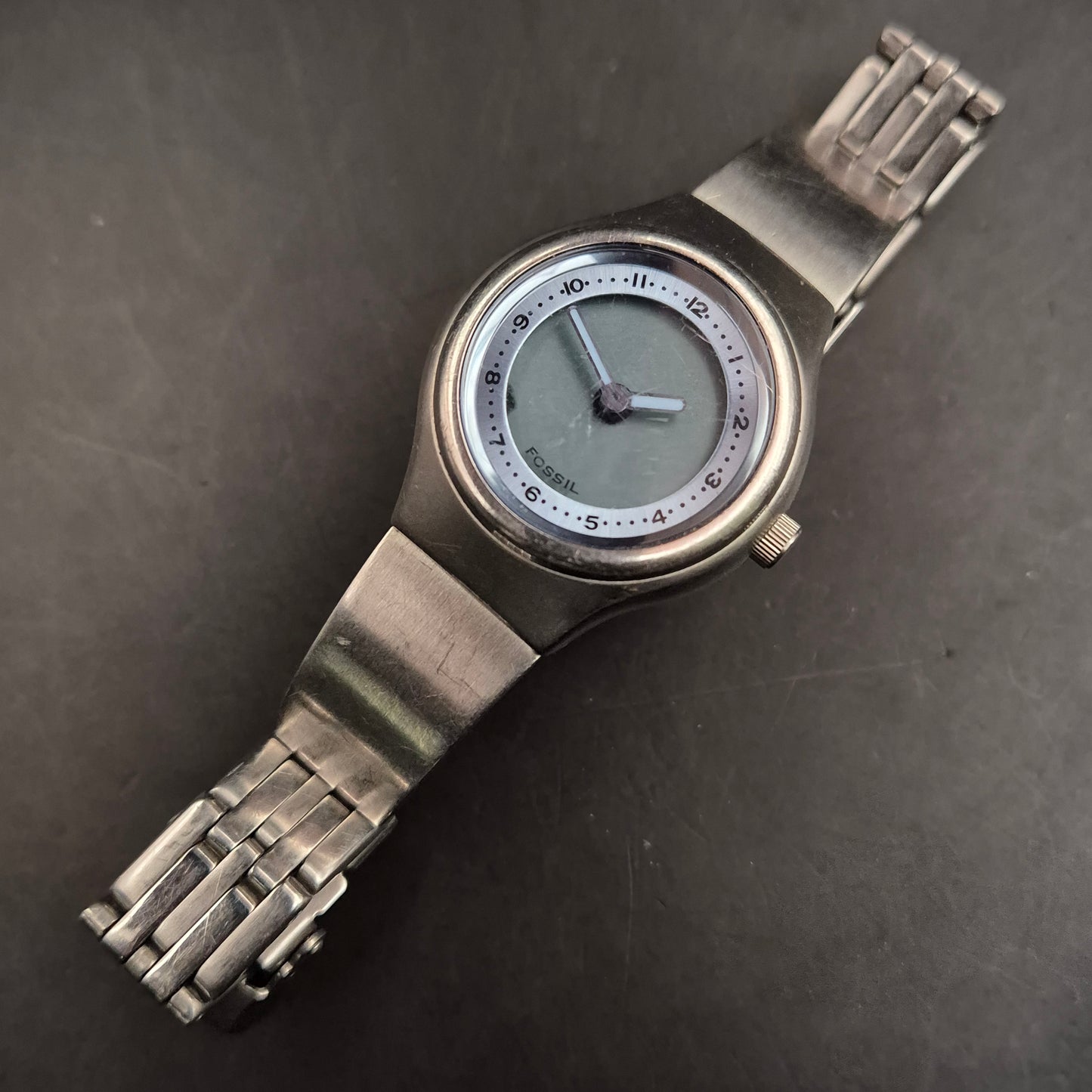 Kompakte Fossil Damen Uhr – Schlichtes Design mit Edelstahlarmband