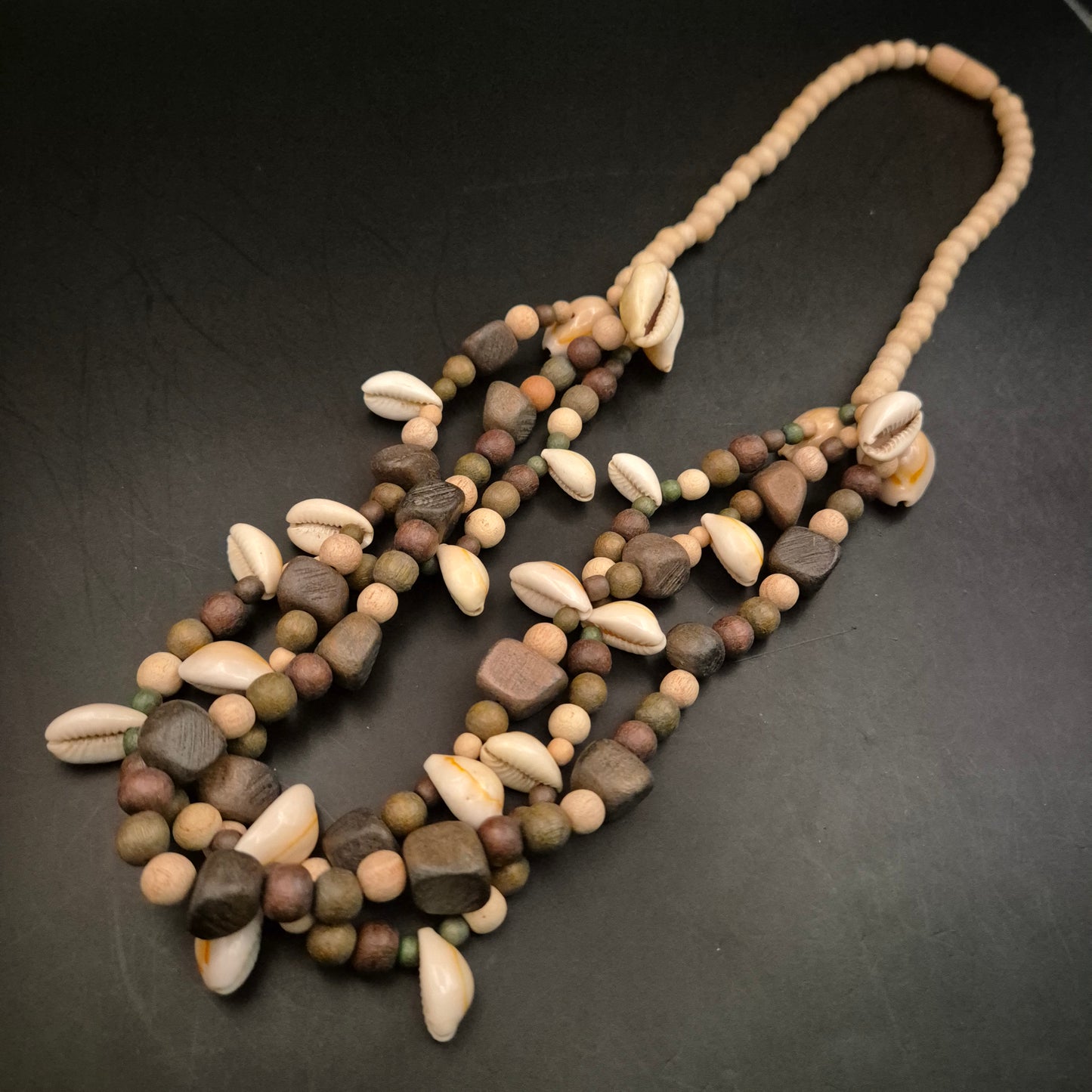 Rustikale Muschel- & Holz-Kette – Mehrreihiger Ethno-Look