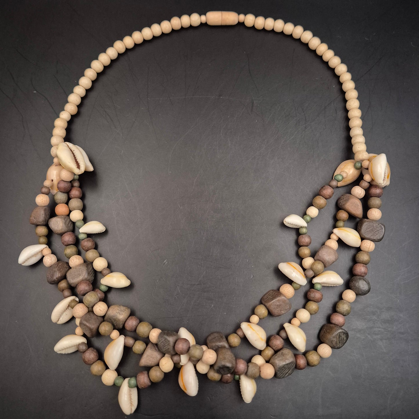 Rustikale Muschel- & Holz-Kette – Mehrreihiger Ethno-Look