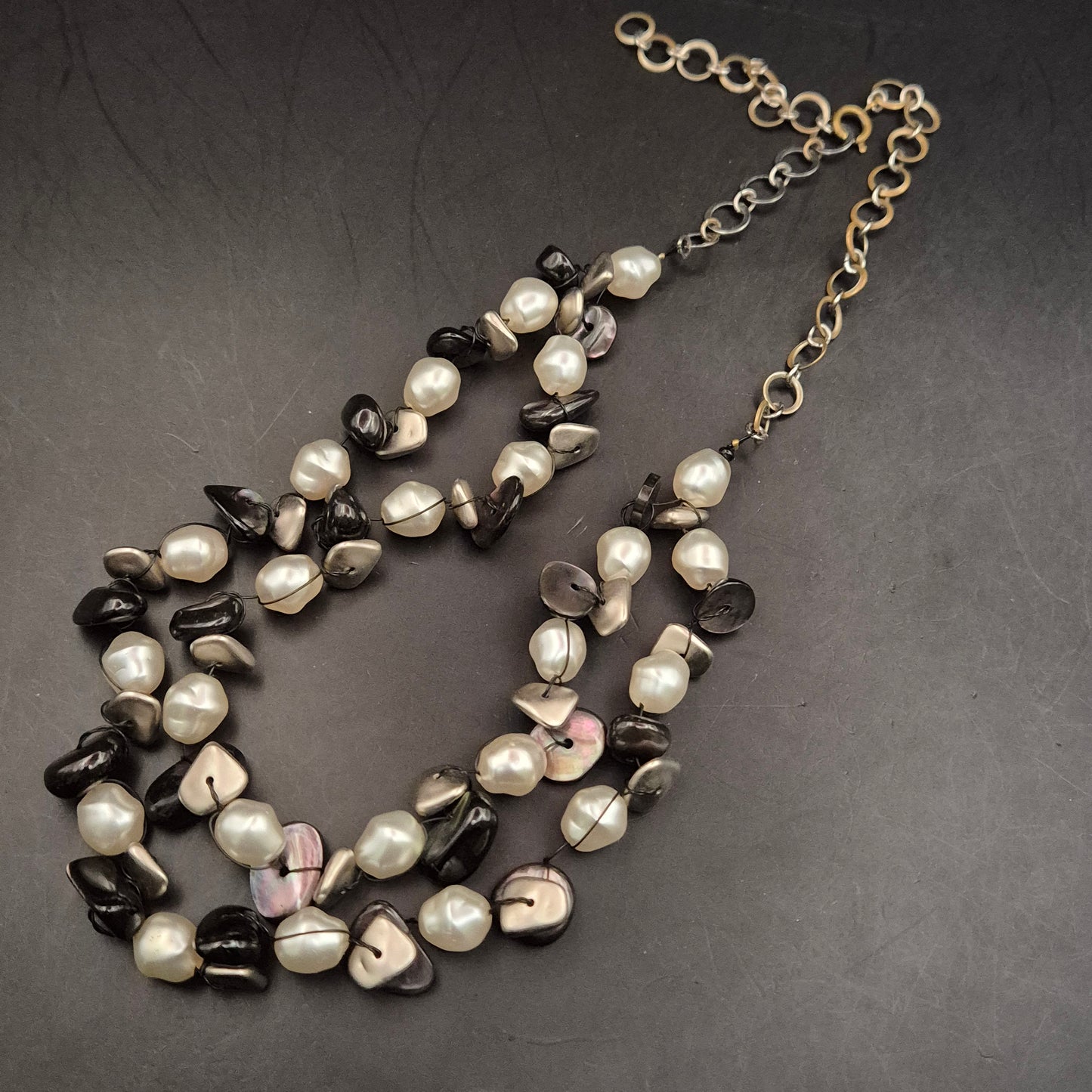 Modische Perlen- & Splitter-Kette – Schwarz-Weiß-Kontrast