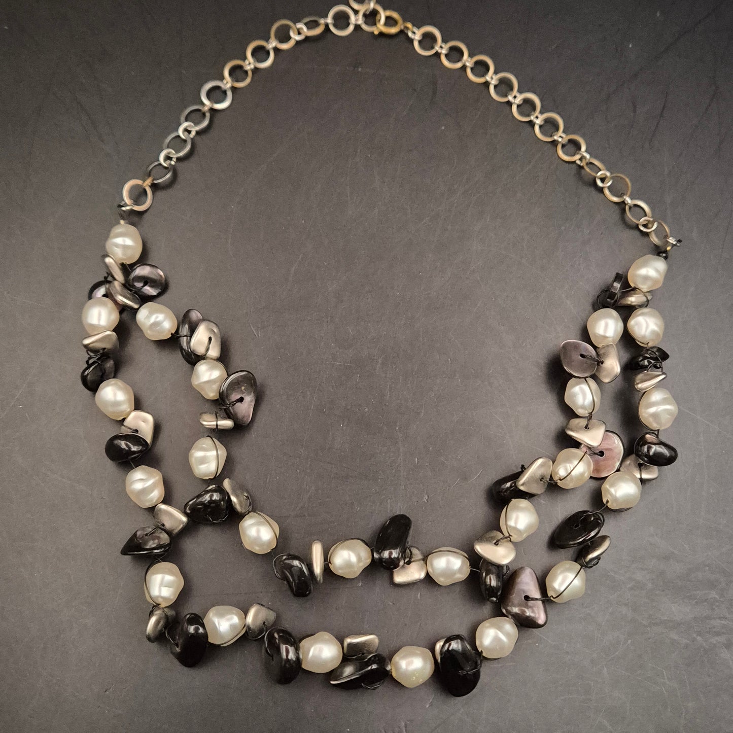 Modische Perlen- & Splitter-Kette – Schwarz-Weiß-Kontrast