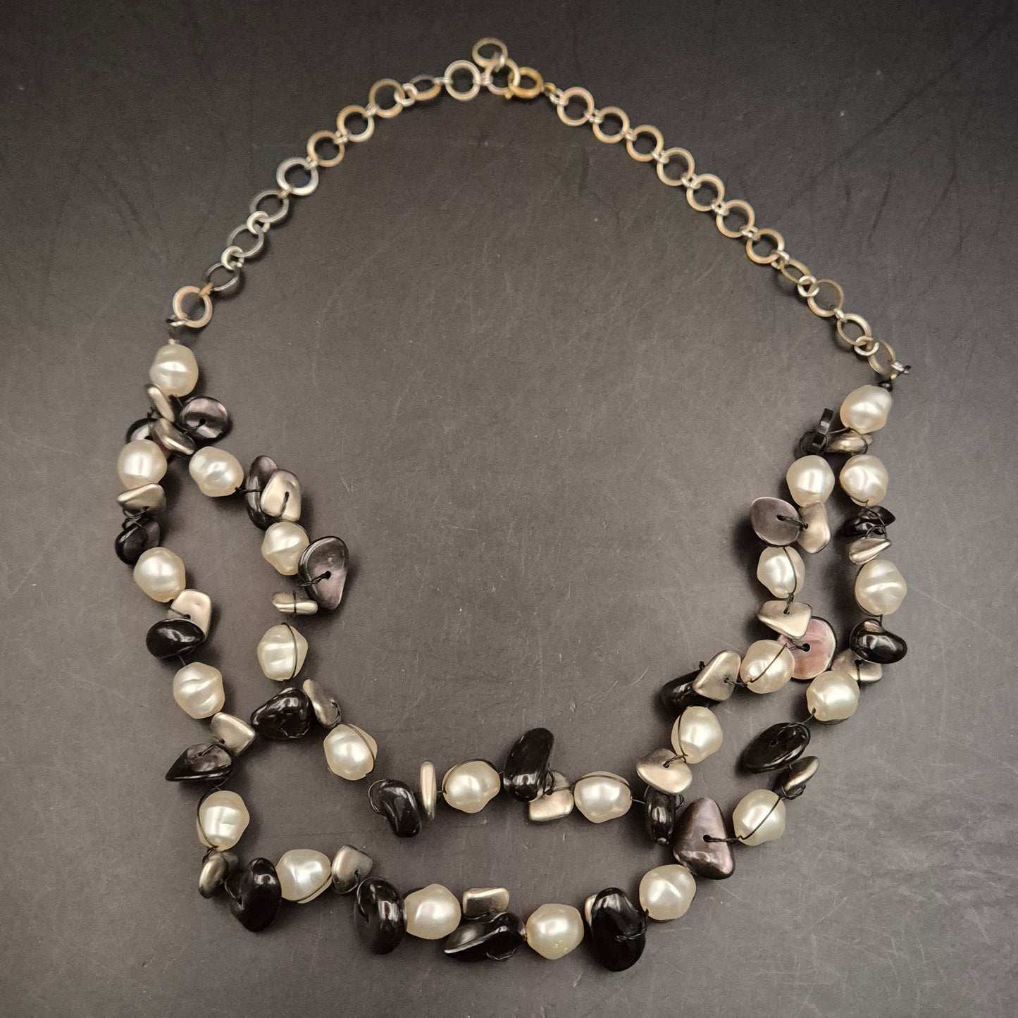 Modische Perlen- & Splitter-Kette – Schwarz-Weiß-Kontrast