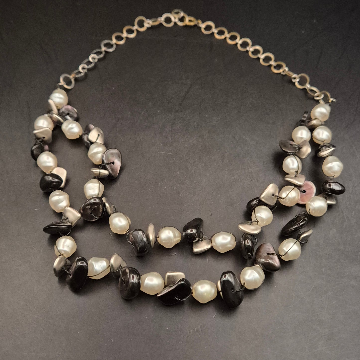 Modische Perlen- & Splitter-Kette – Schwarz-Weiß-Kontrast