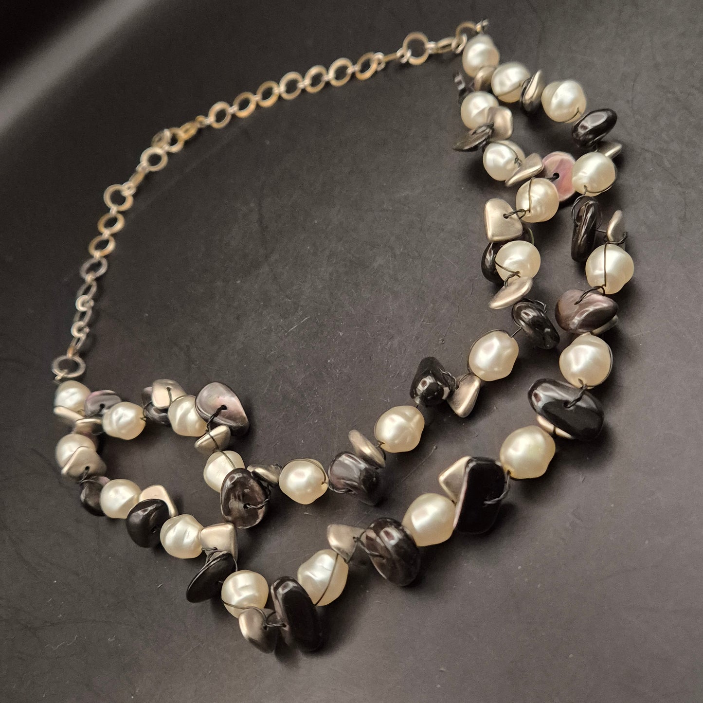Modische Perlen- & Splitter-Kette – Schwarz-Weiß-Kontrast