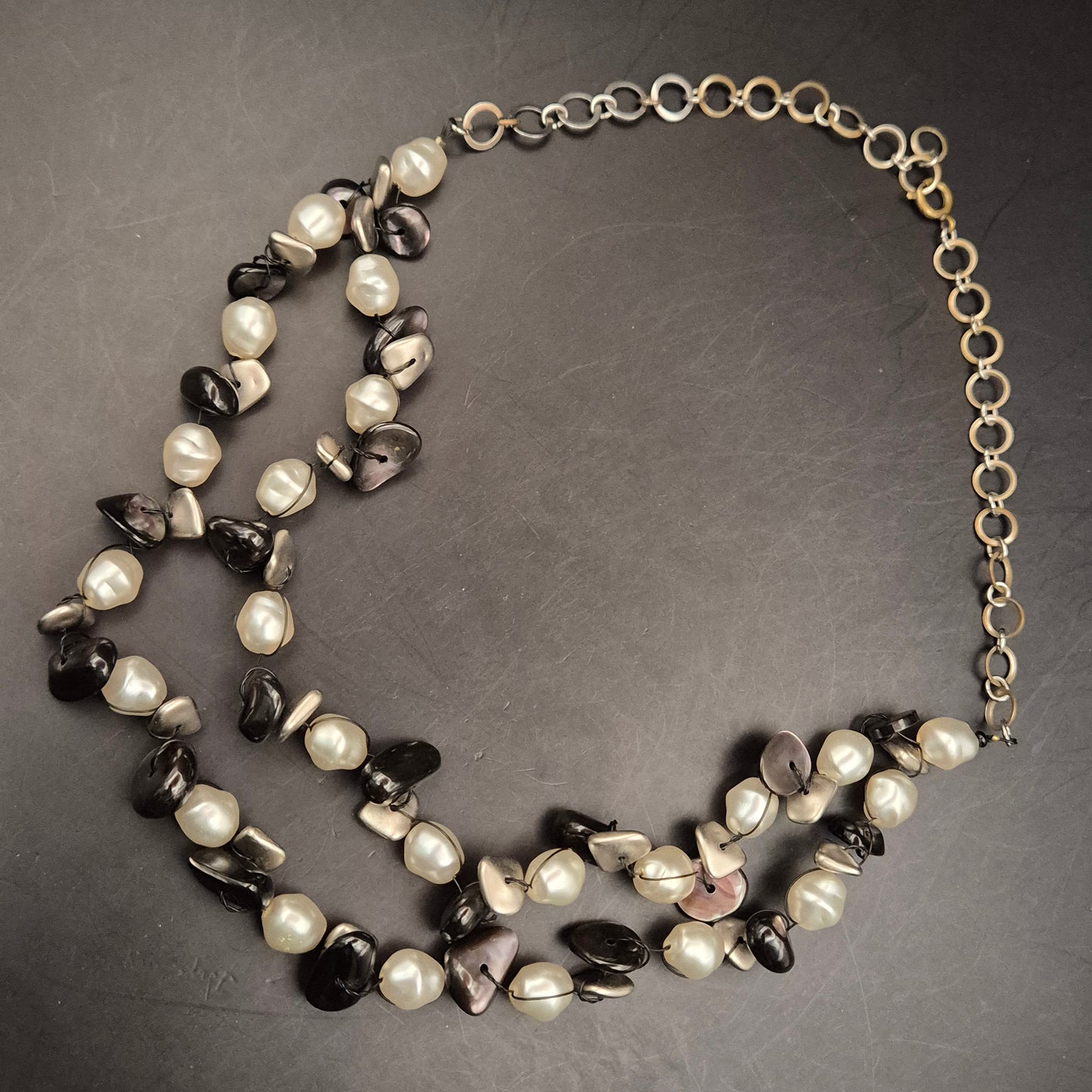 Modische Perlen- & Splitter-Kette – Schwarz-Weiß-Kontrast