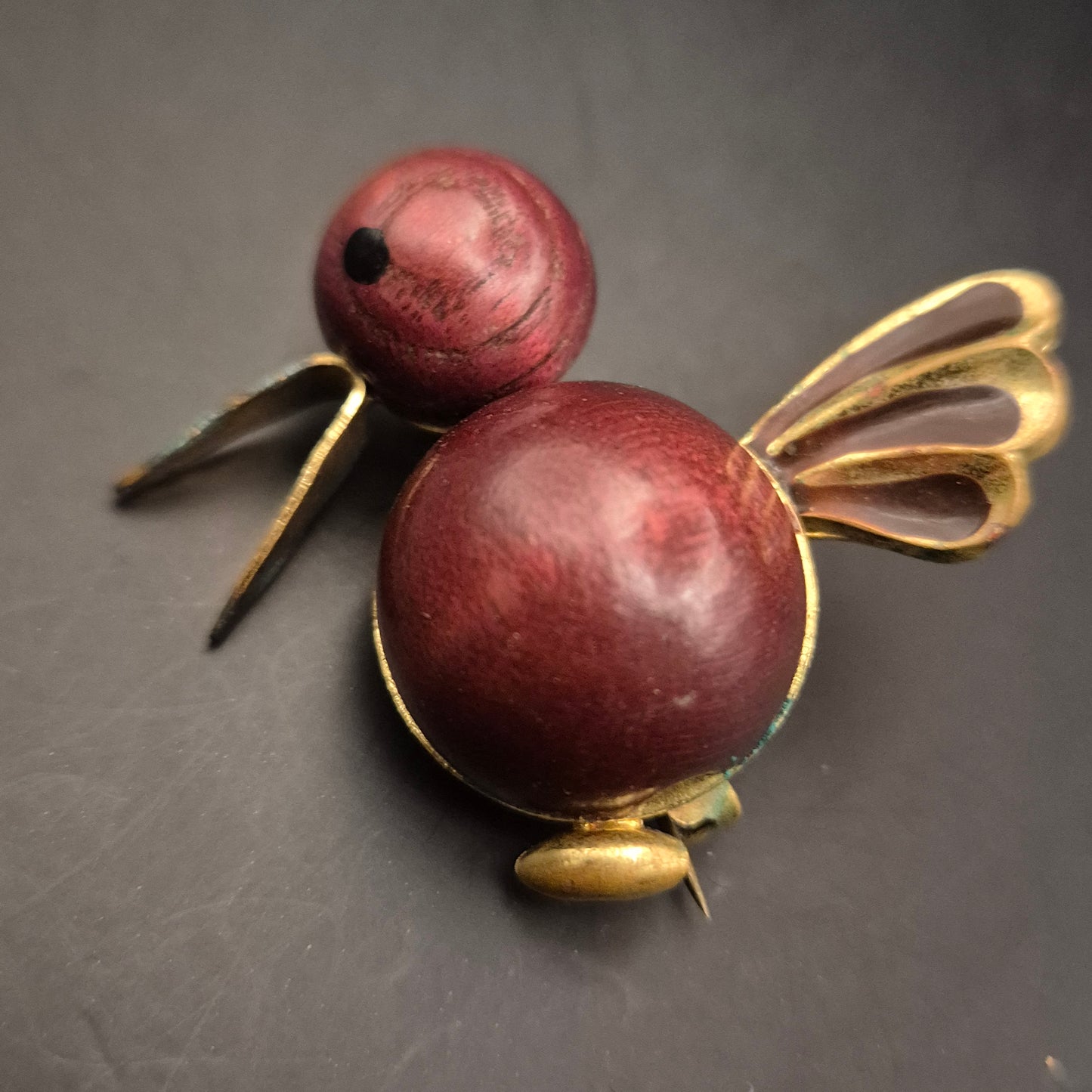 Vintage Vogel-Brosche – Kugelform mit Holz und Goldakzenten