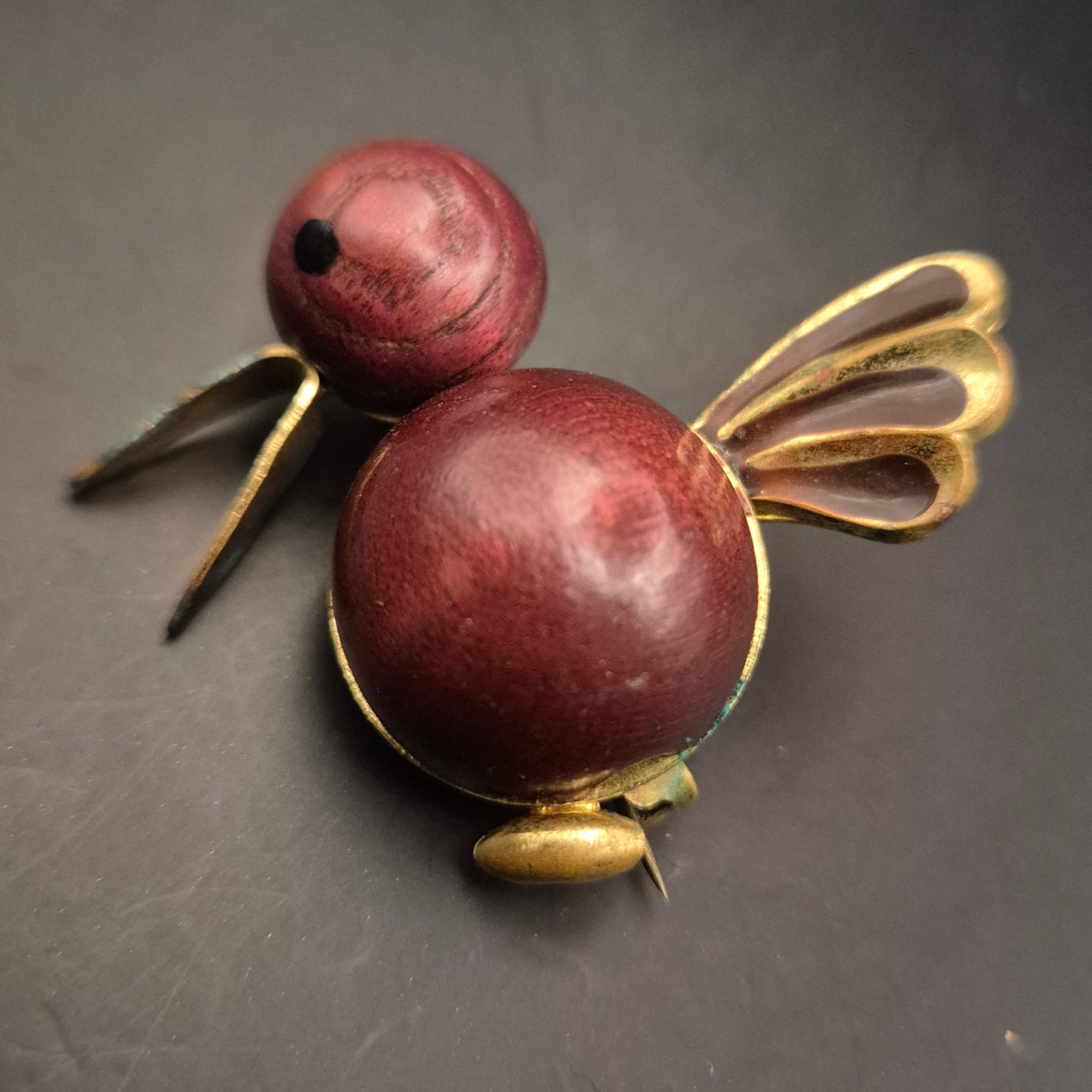 Vintage Vogel-Brosche – Kugelform mit Holz und Goldakzenten