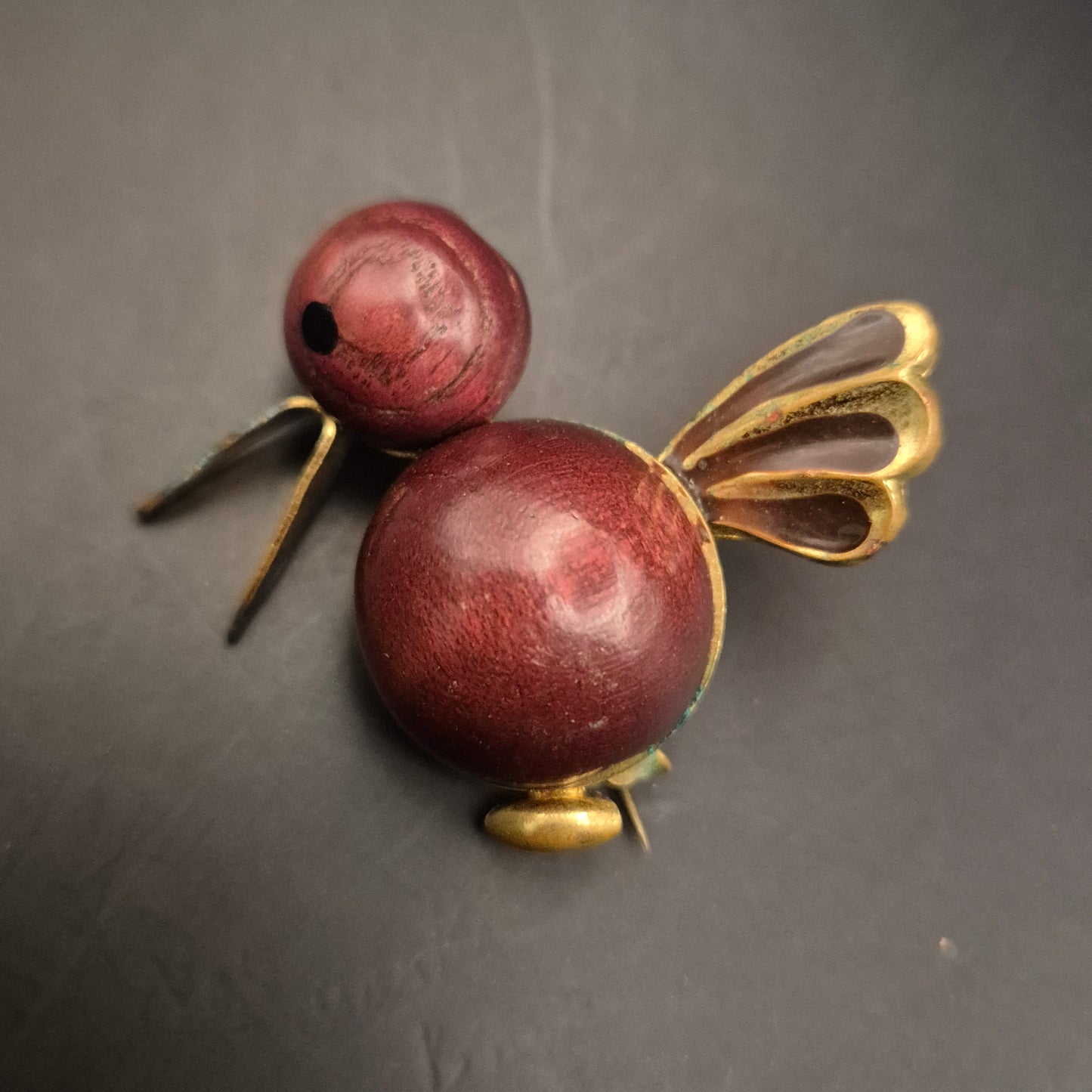 Vintage Vogel-Brosche – Kugelform mit Holz und Goldakzenten