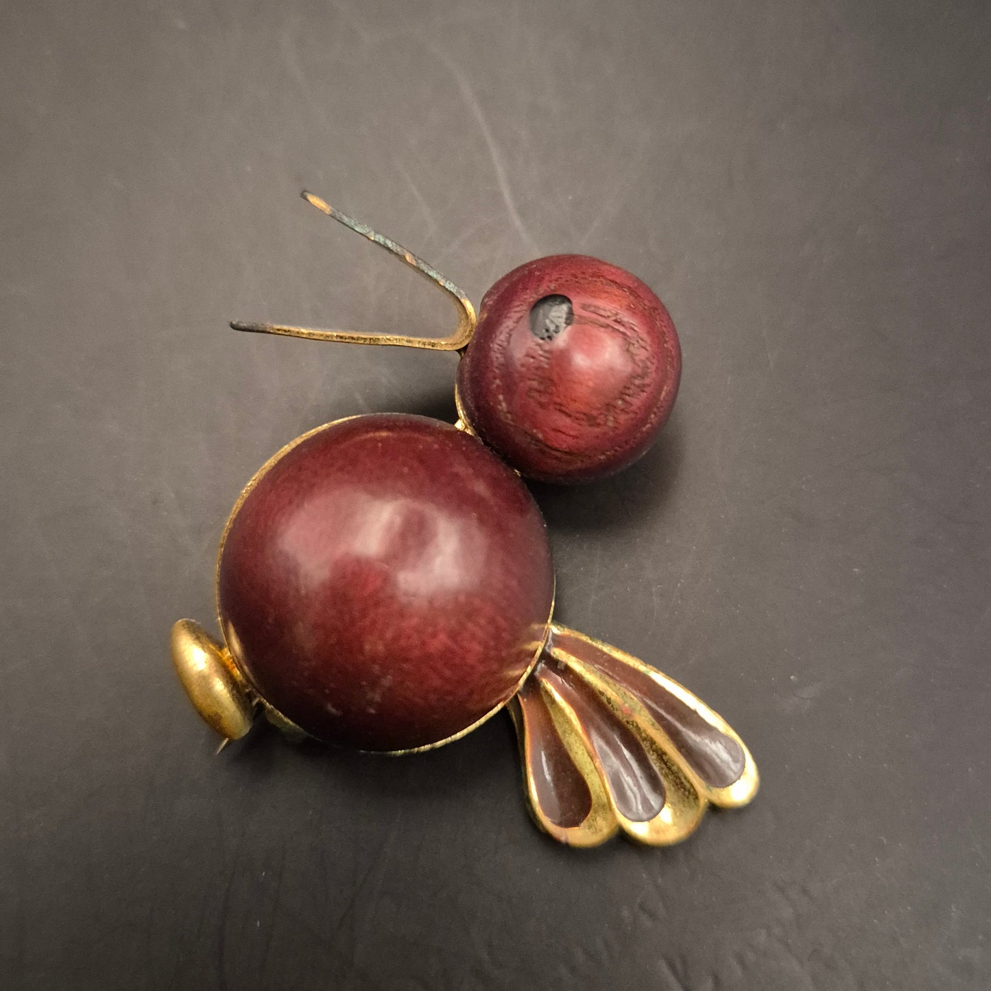 Vintage Vogel-Brosche – Kugelform mit Holz und Goldakzenten
