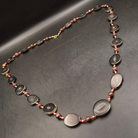 Lange Horn-Kette – Dunkle, ovale Scheiben mit Holzperlen