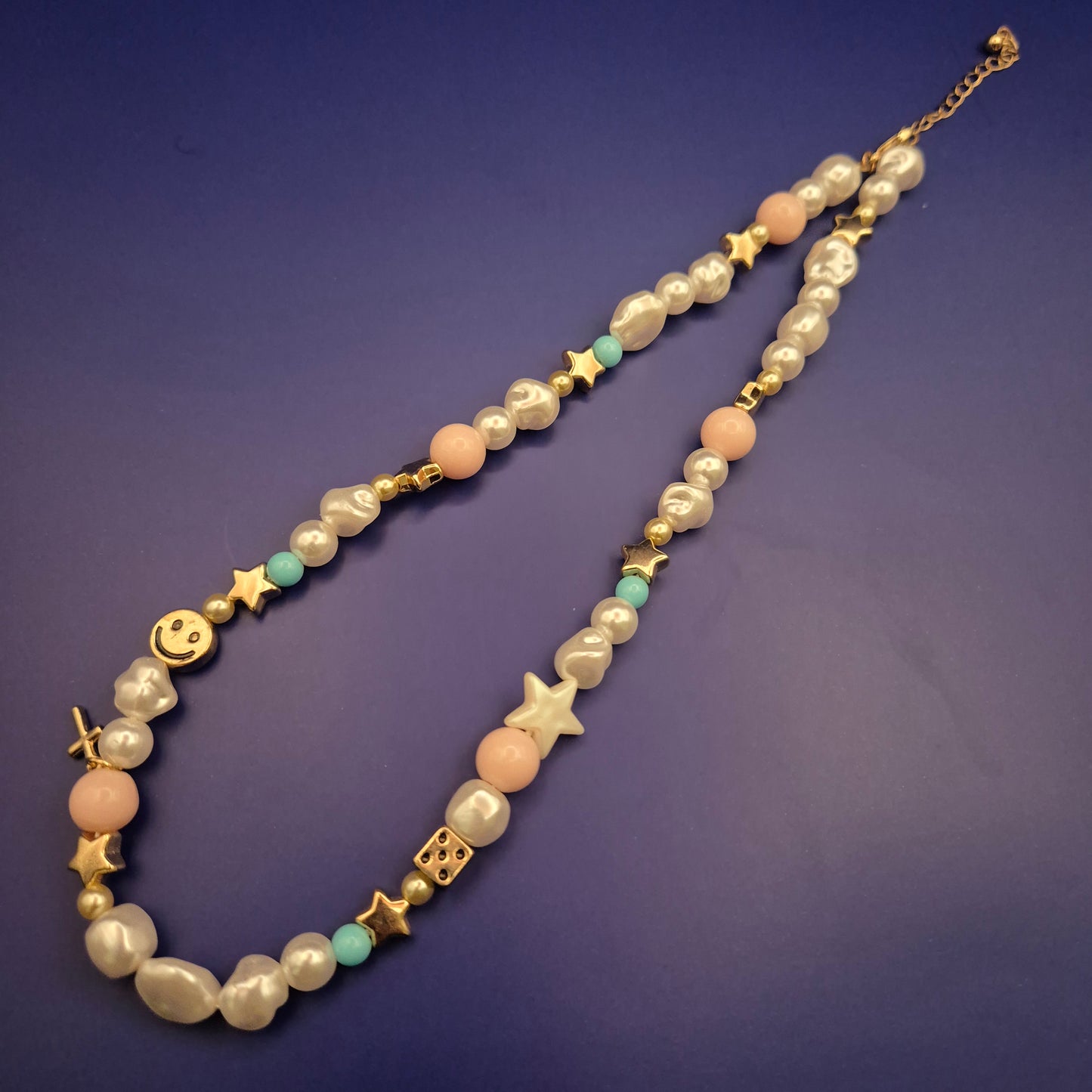 Trendige Barockperlen-Kette – Charms und Pop-Akzente