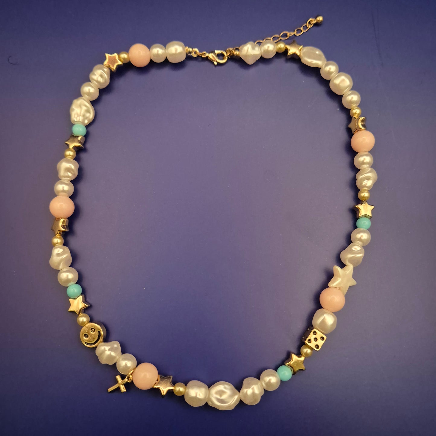 Trendige Barockperlen-Kette – Charms und Pop-Akzente