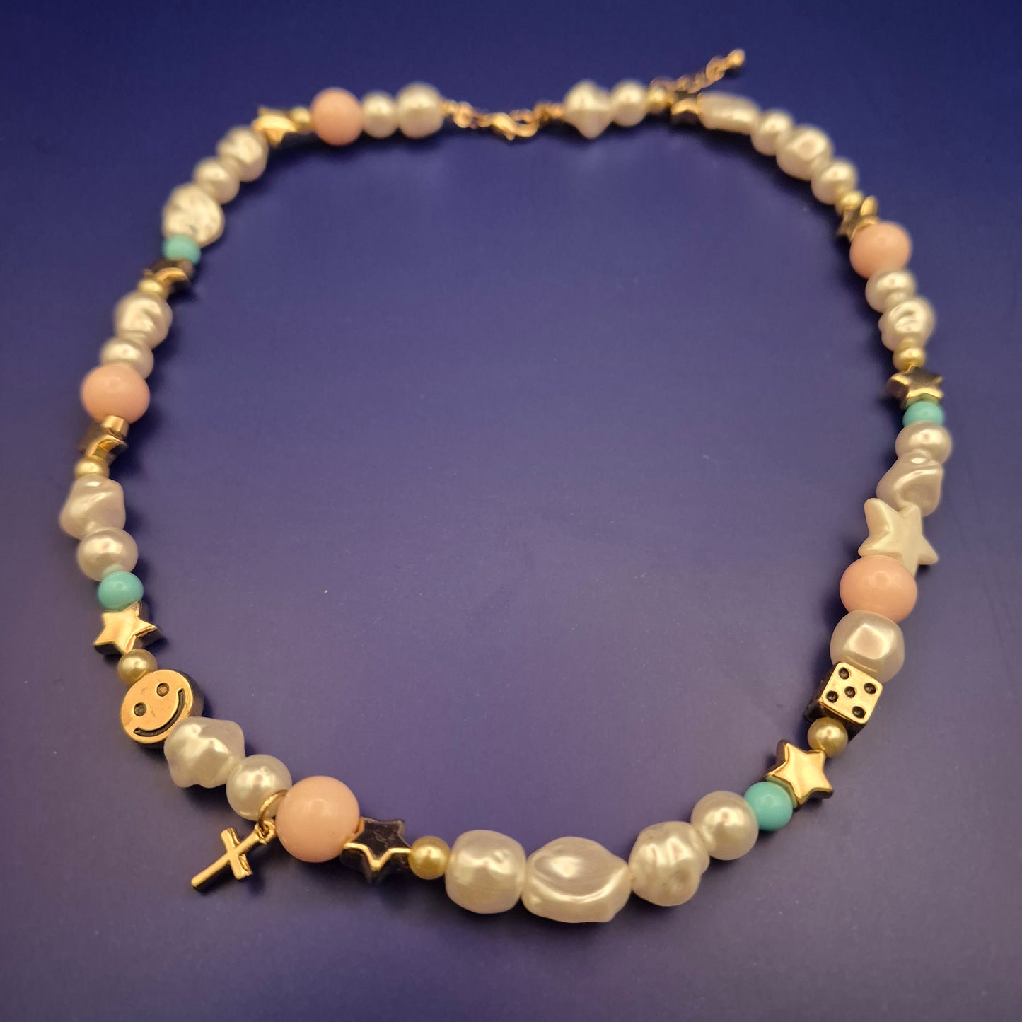 Trendige Barockperlen-Kette – Charms und Pop-Akzente