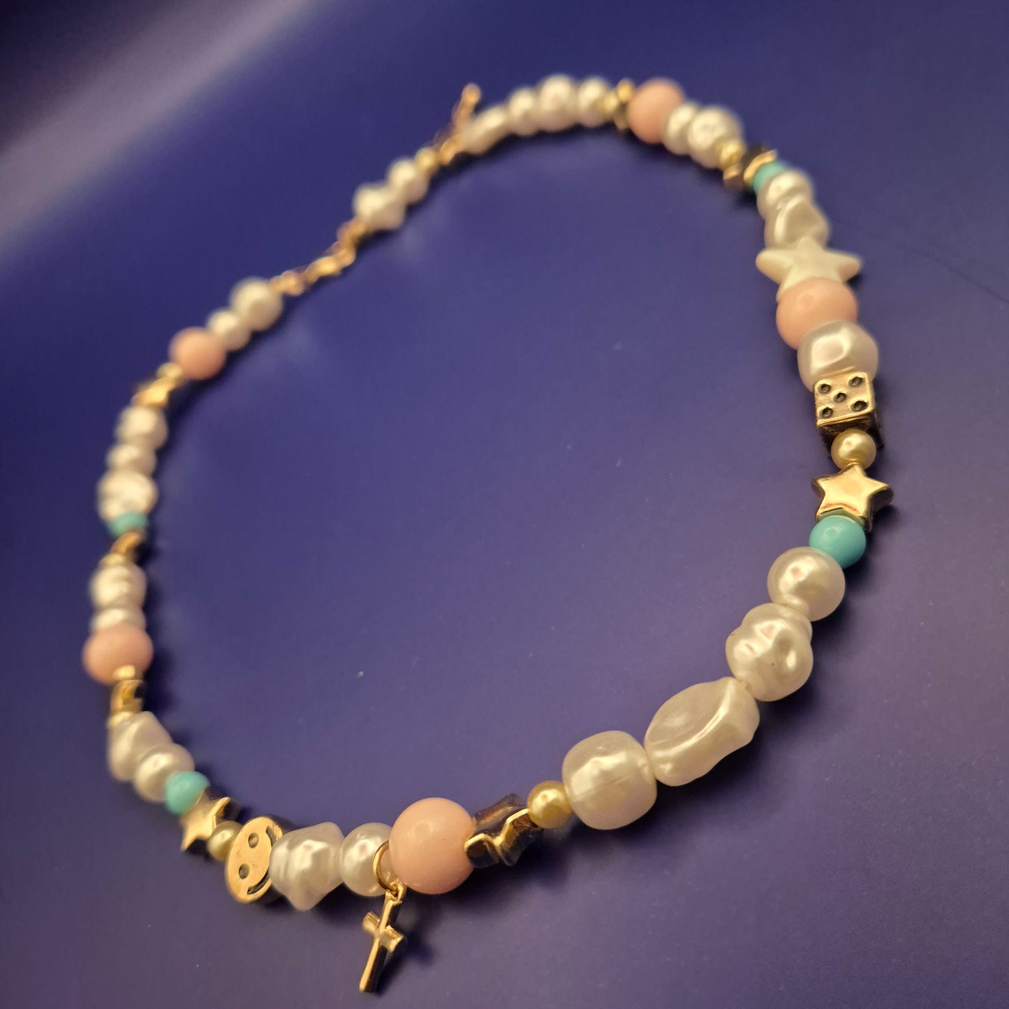 Trendige Barockperlen-Kette – Charms und Pop-Akzente