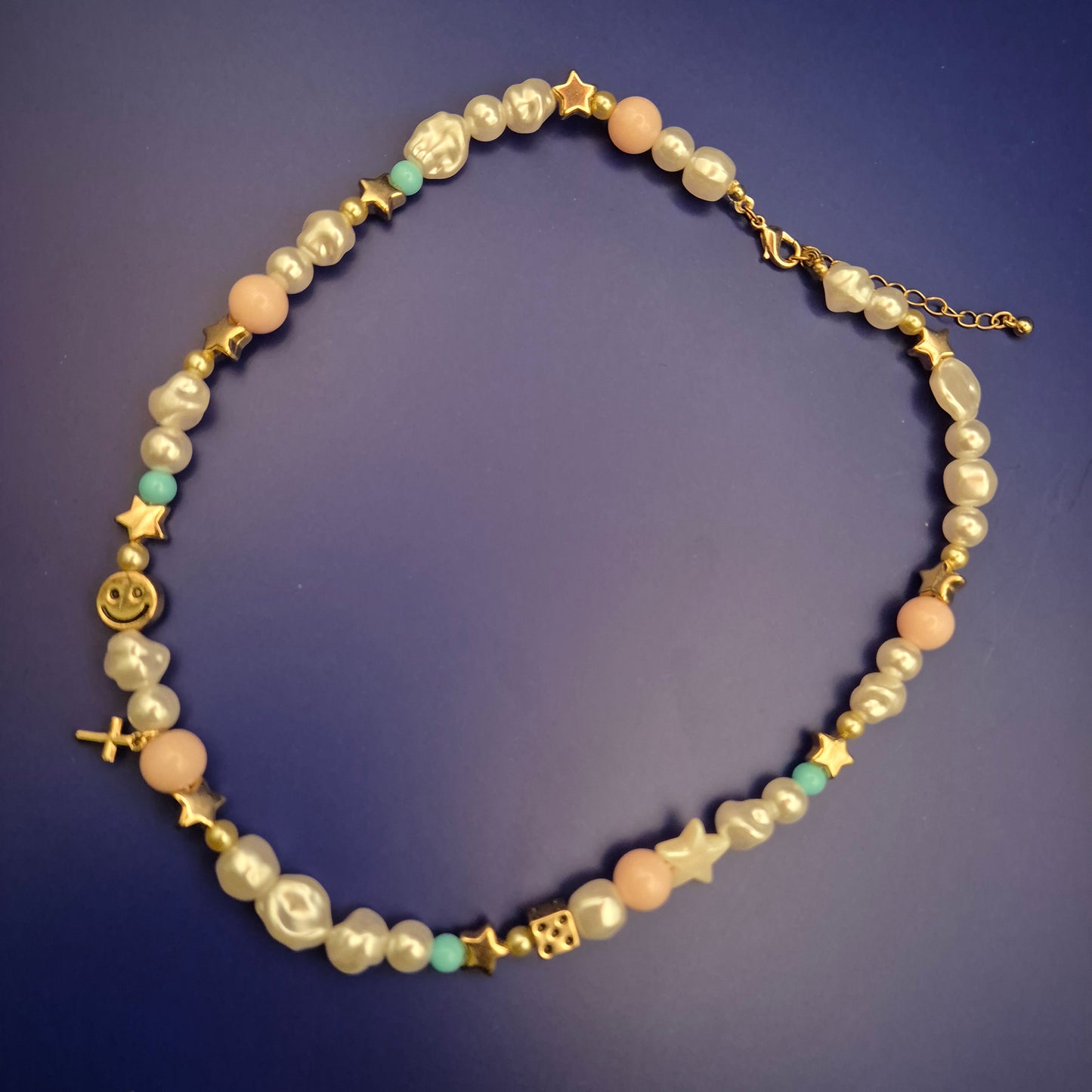 Trendige Barockperlen-Kette – Charms und Pop-Akzente