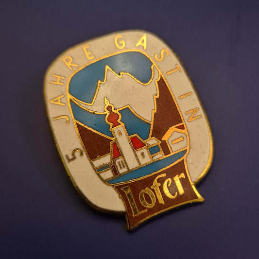 Vintage Brosche „5 Jahre Gasthaus Lofer“ – Emaille Pin