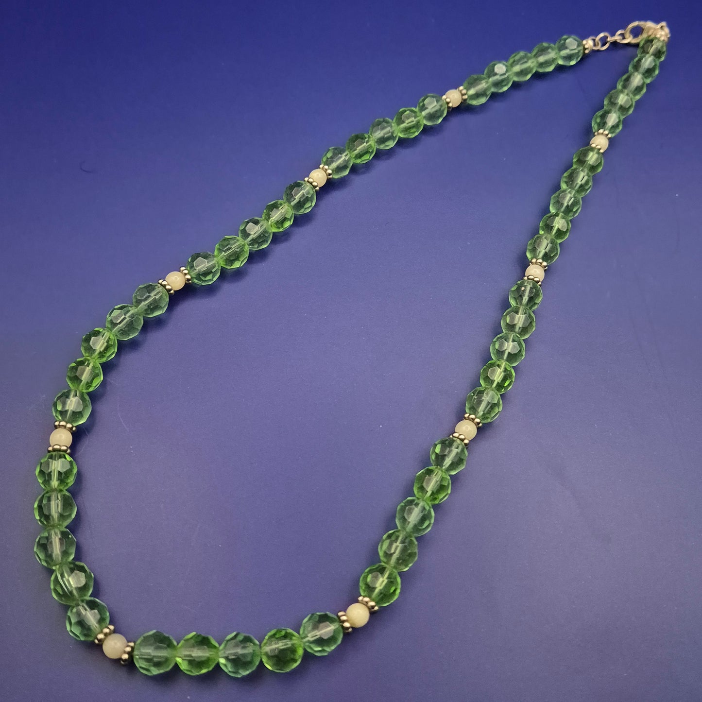 Funkelnde Glasperlen-Kette – Hellgrüner Facettenschliff