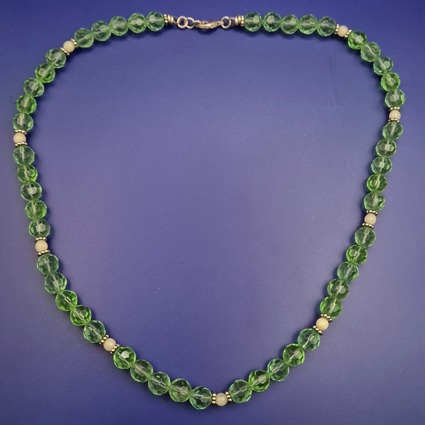 Funkelnde Glasperlen-Kette – Hellgrüner Facettenschliff