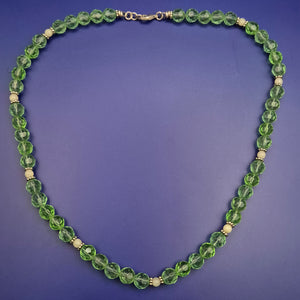 Funkelnde Glasperlen-Kette – Hellgrüner Facettenschliff