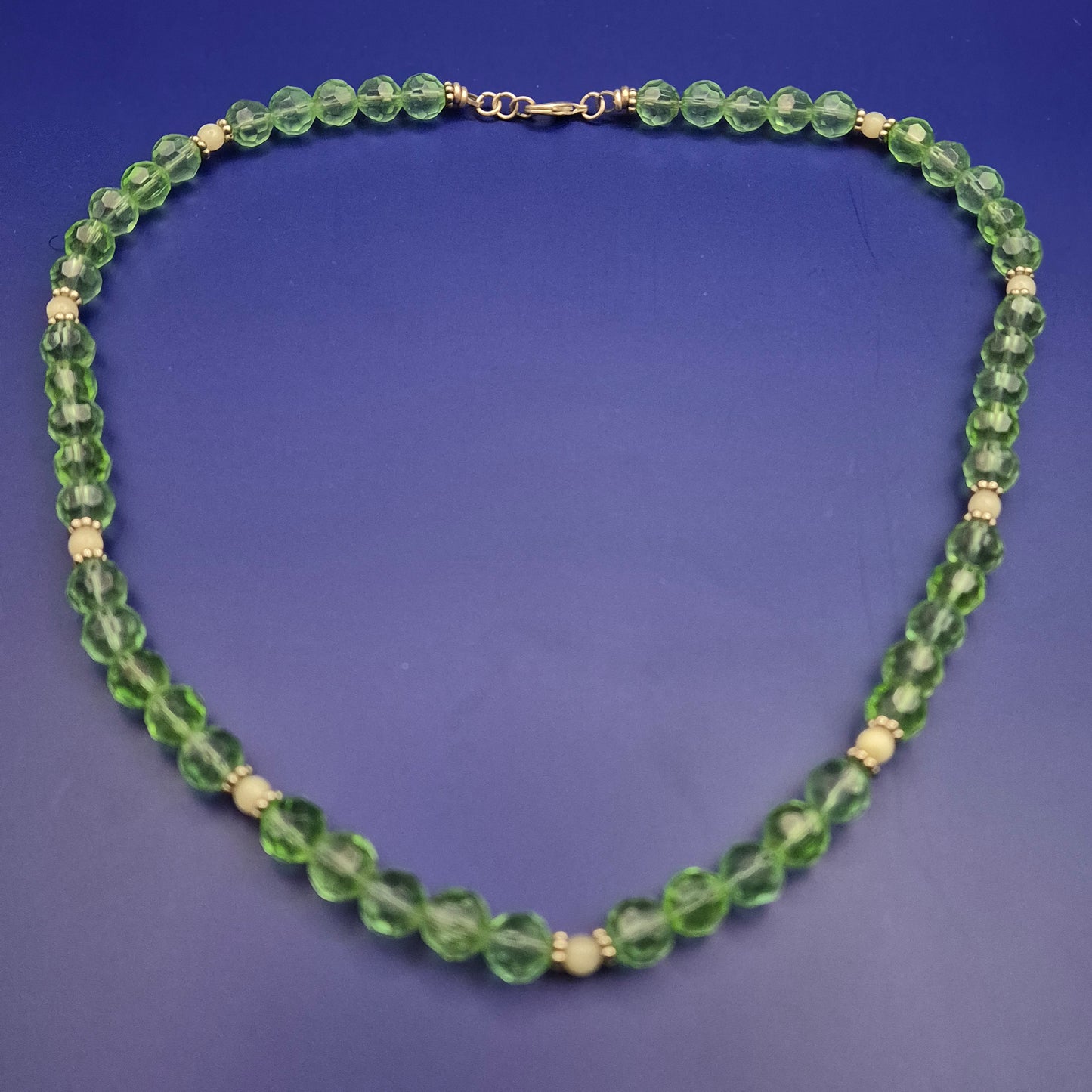 Funkelnde Glasperlen-Kette – Hellgrüner Facettenschliff