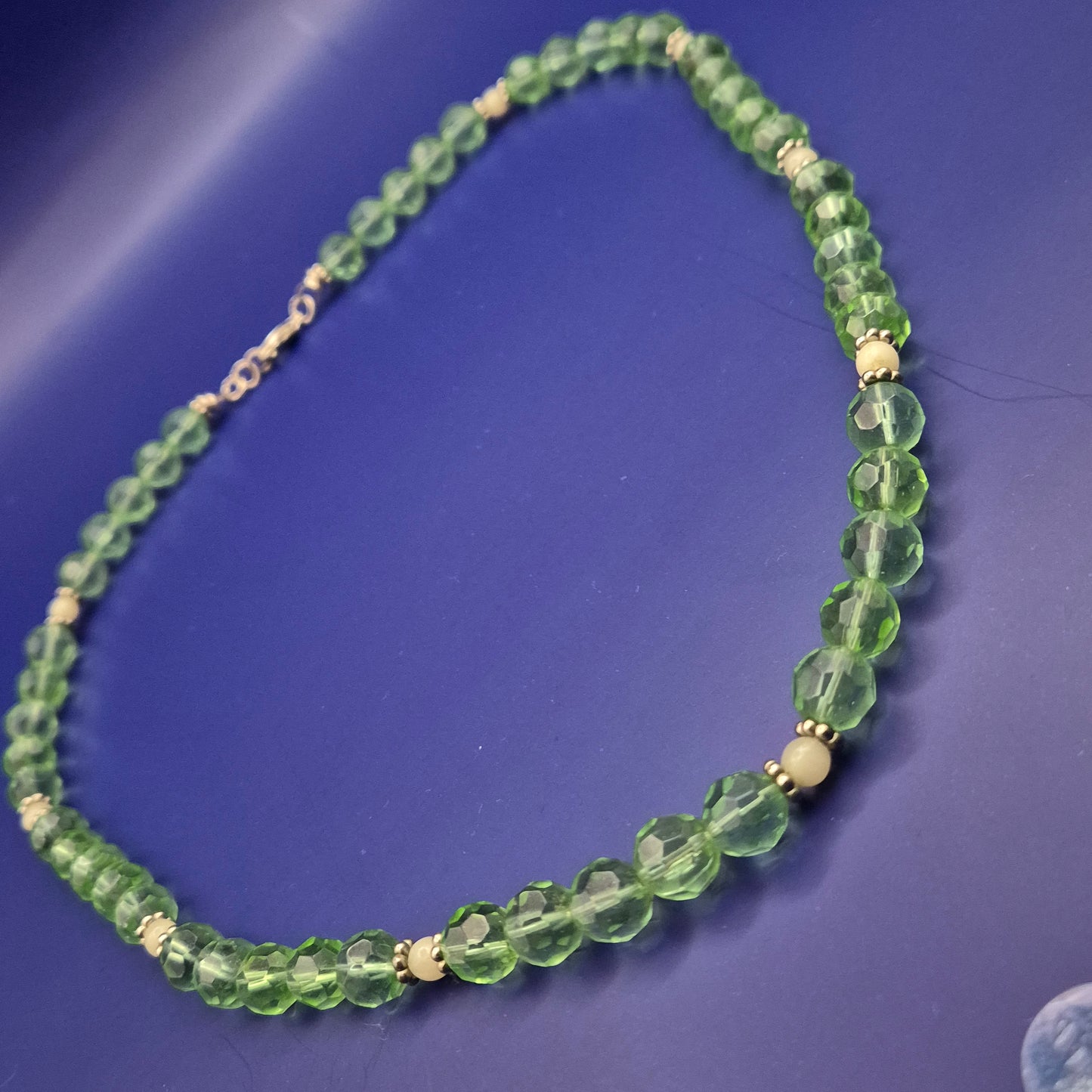 Funkelnde Glasperlen-Kette – Hellgrüner Facettenschliff