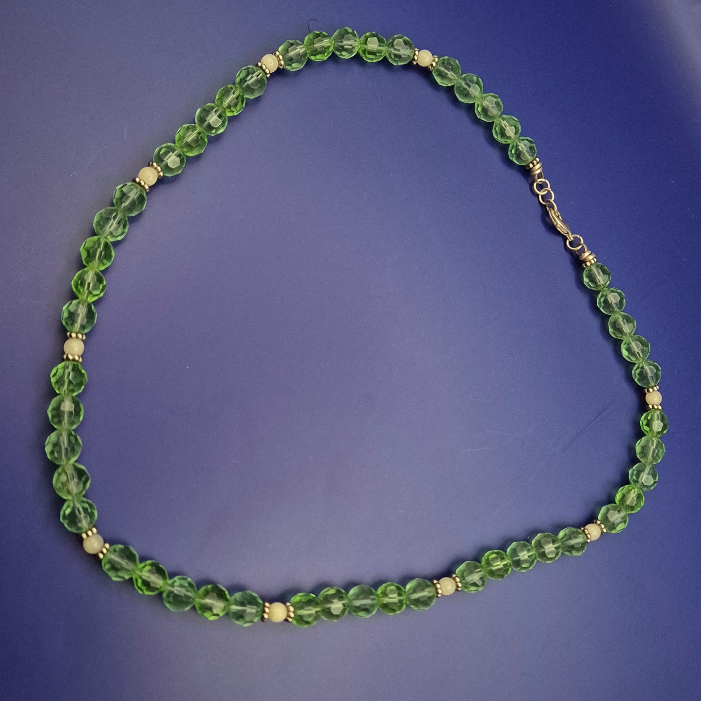 Funkelnde Glasperlen-Kette – Hellgrüner Facettenschliff