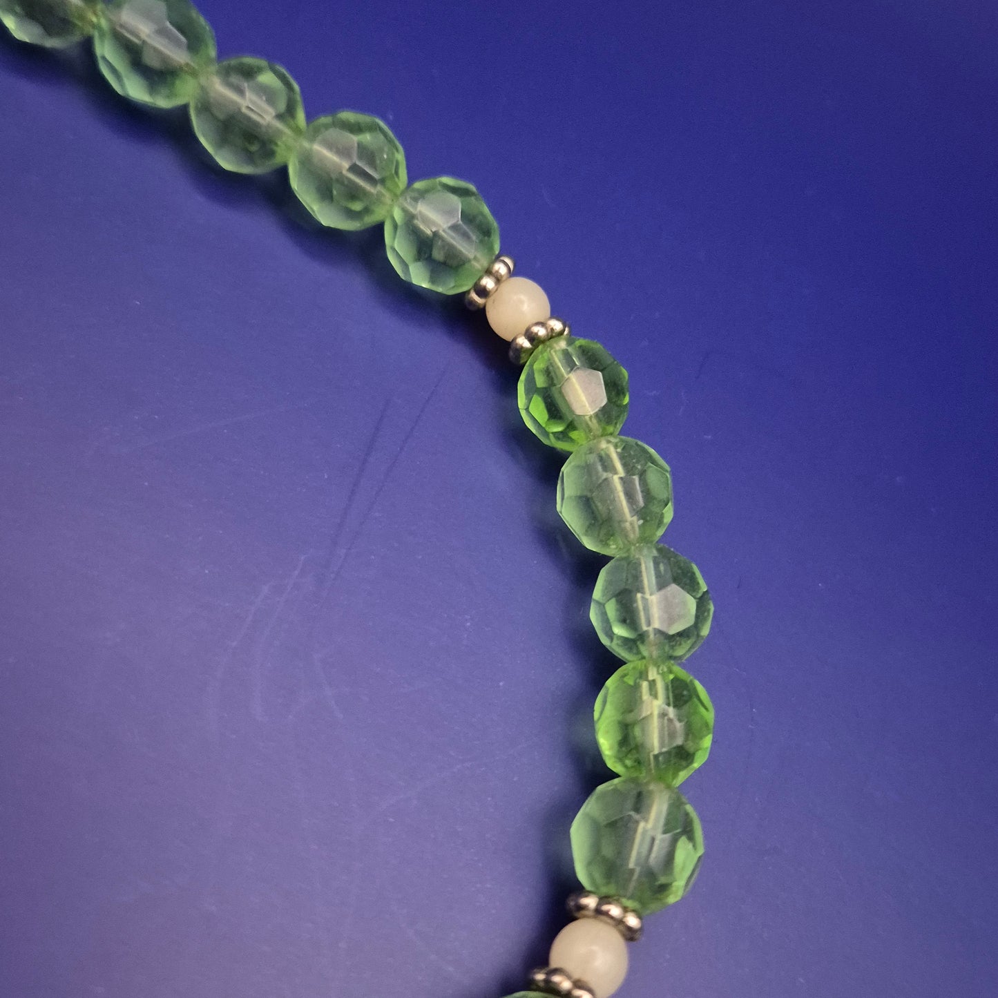 Funkelnde Glasperlen-Kette – Hellgrüner Facettenschliff