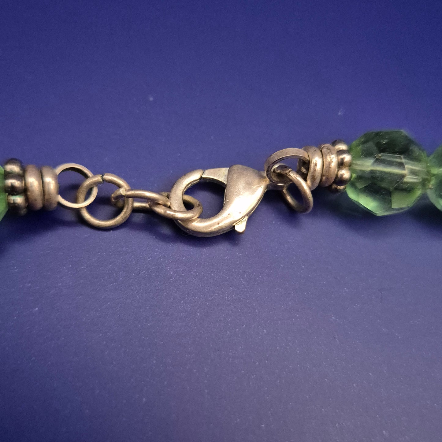 Funkelnde Glasperlen-Kette – Hellgrüner Facettenschliff