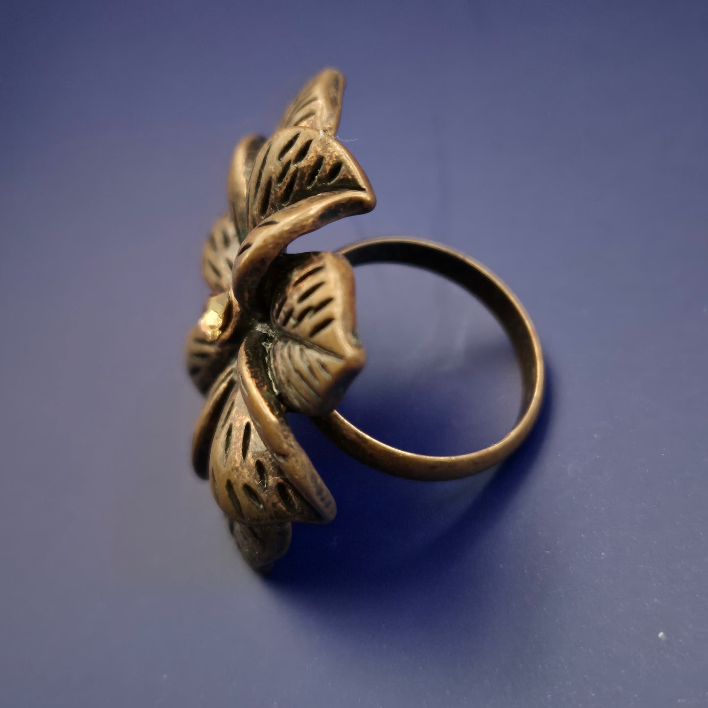 Vintage O-Ring – Große Blütenform in Kupferoptik