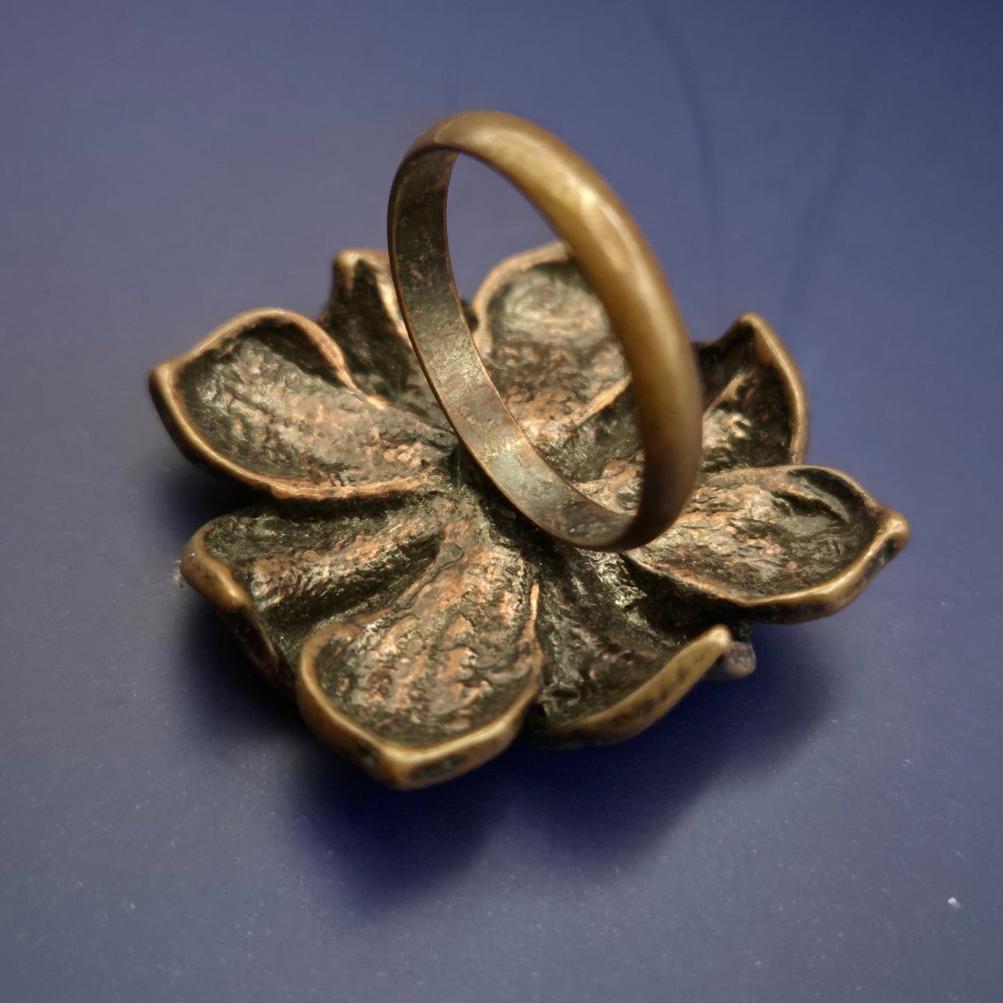 Vintage O-Ring – Große Blütenform in Kupferoptik