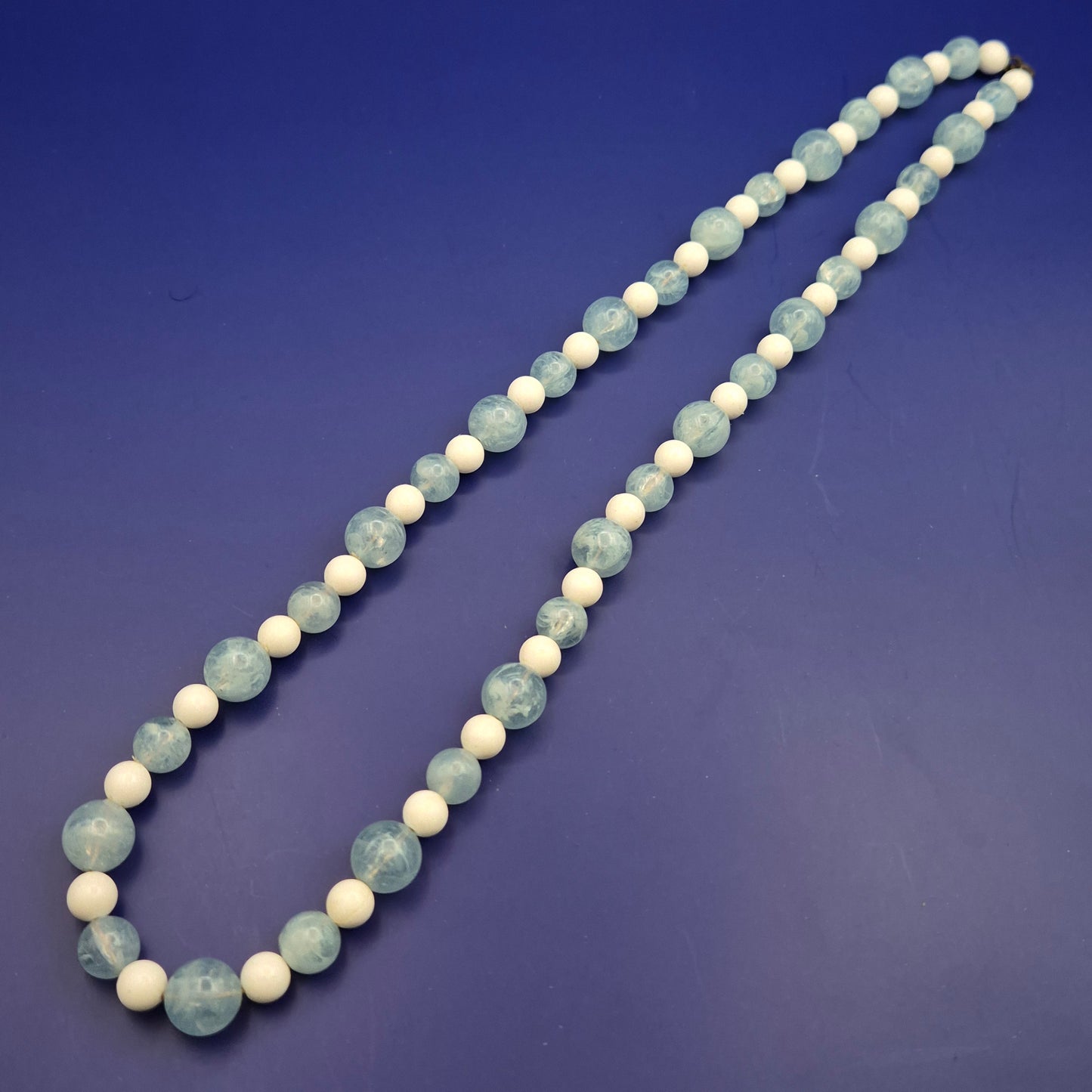 Zarte Kette aus weißen und blauen Aquamarin-Perlen