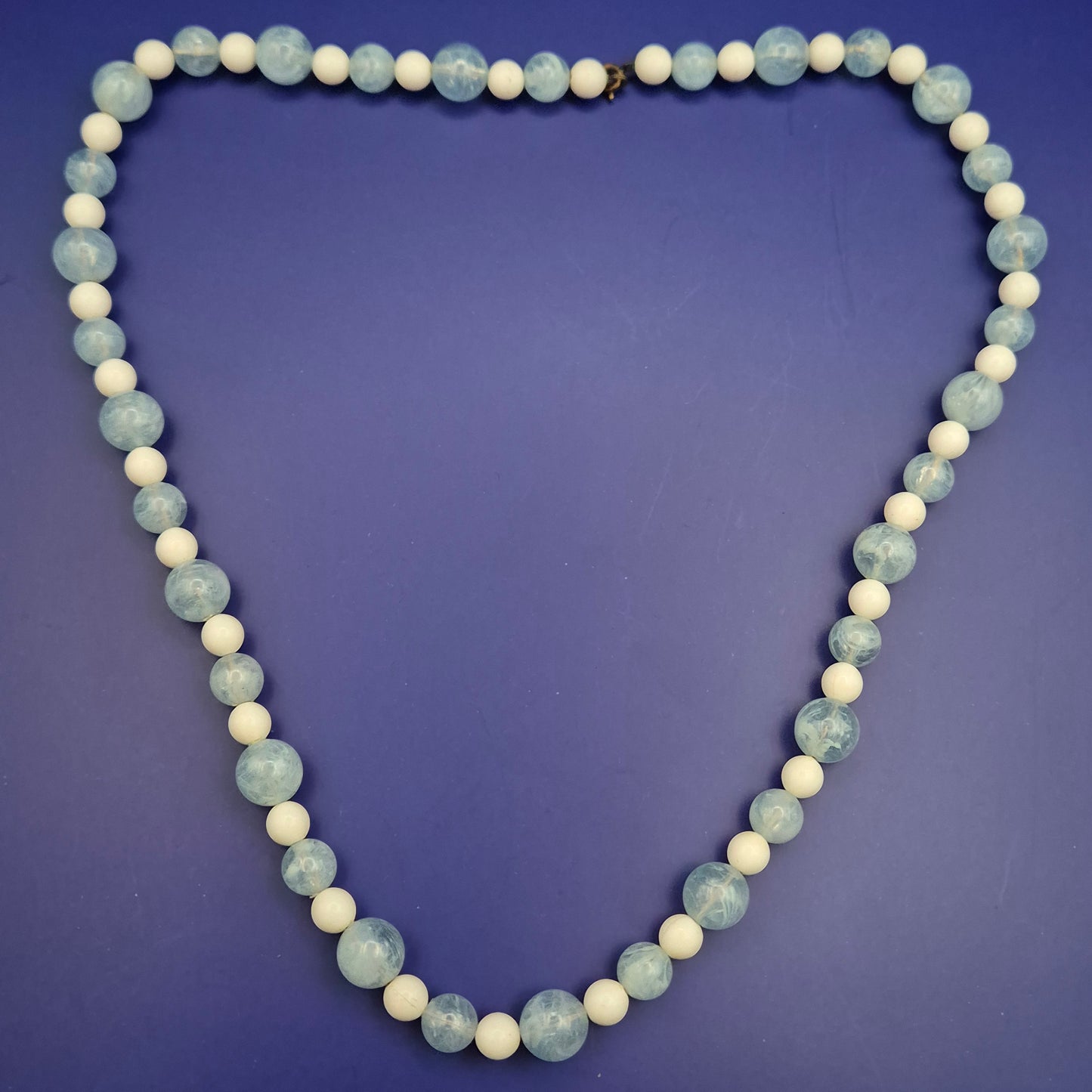 Zarte Kette aus weißen und blauen Aquamarin-Perlen